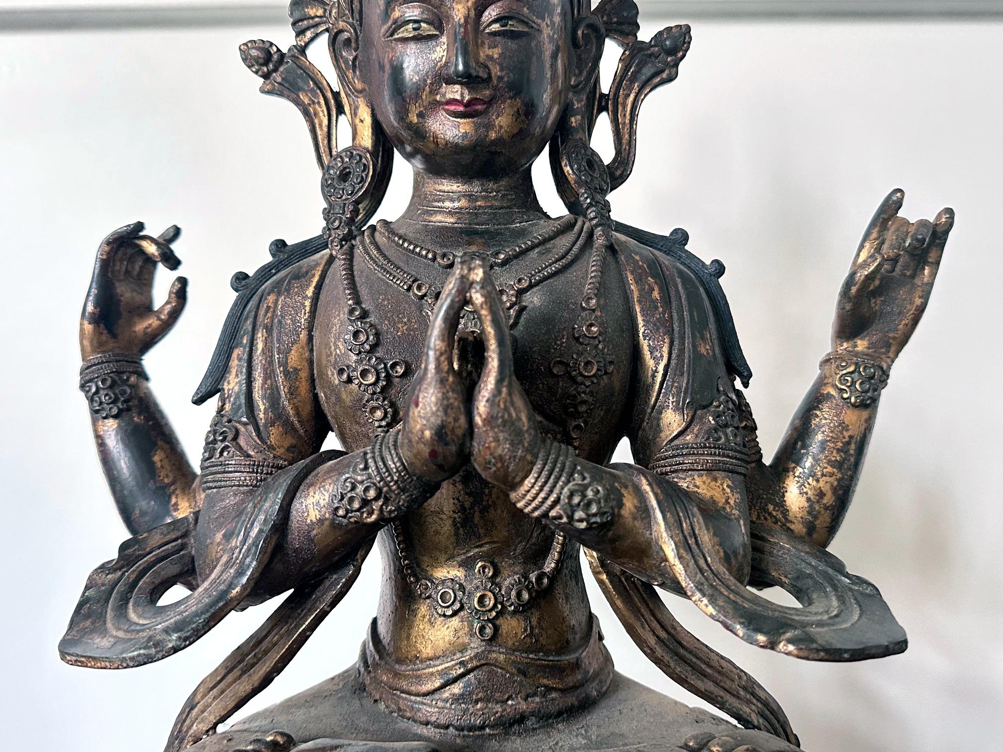 Chinois Grande statue de Bodhisattva Avalokiteshvara à quatre bras en bronze doré en vente