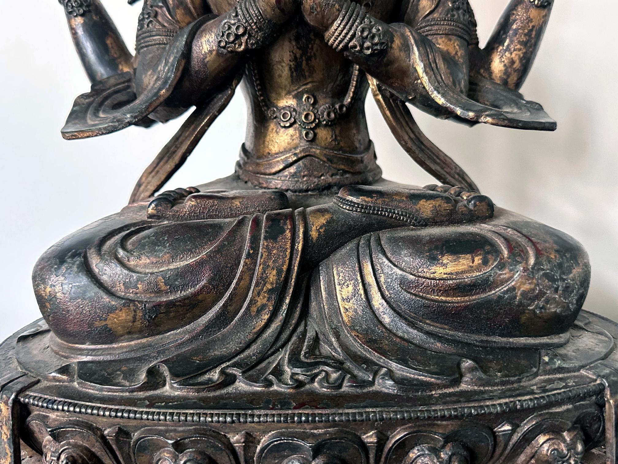 Moulage Grande statue de Bodhisattva Avalokiteshvara à quatre bras en bronze doré en vente