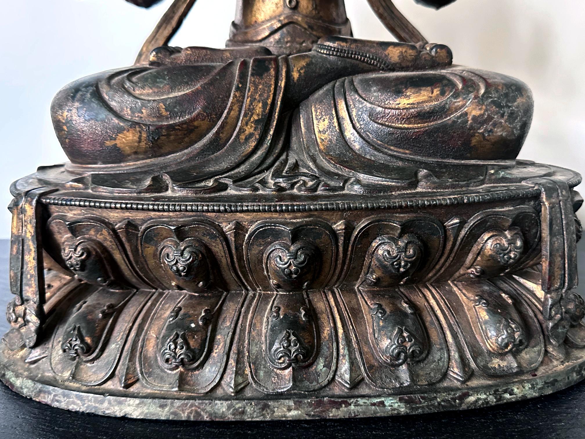 Grande statue de Bodhisattva Avalokiteshvara à quatre bras en bronze doré Bon état - En vente à Atlanta, GA