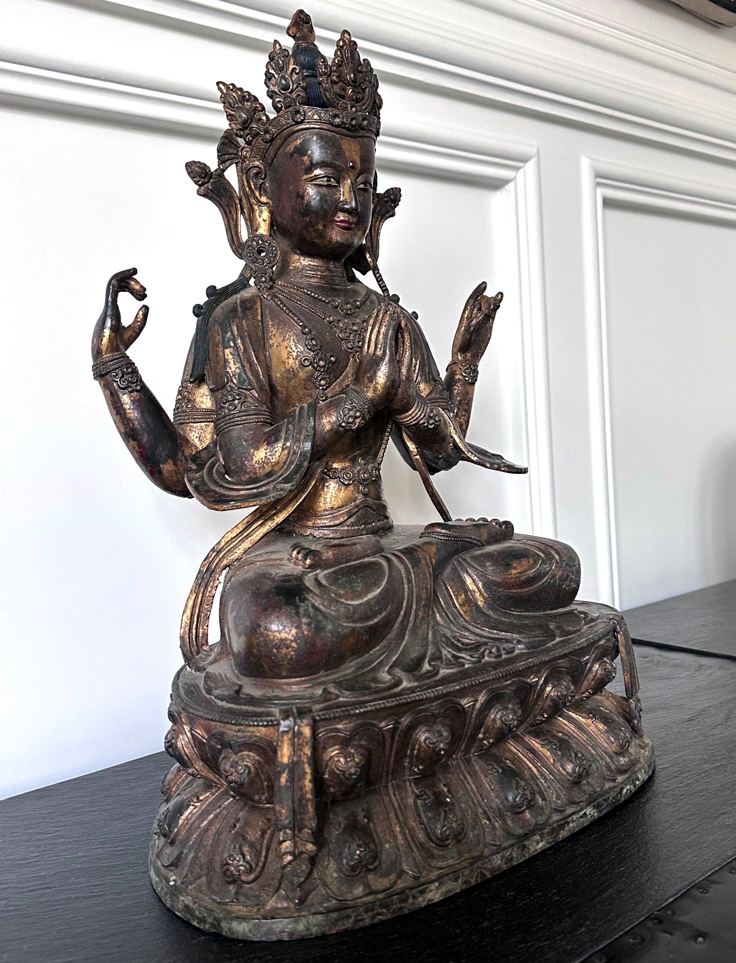 XVIIIe siècle et antérieur Grande statue de Bodhisattva Avalokiteshvara à quatre bras en bronze doré en vente