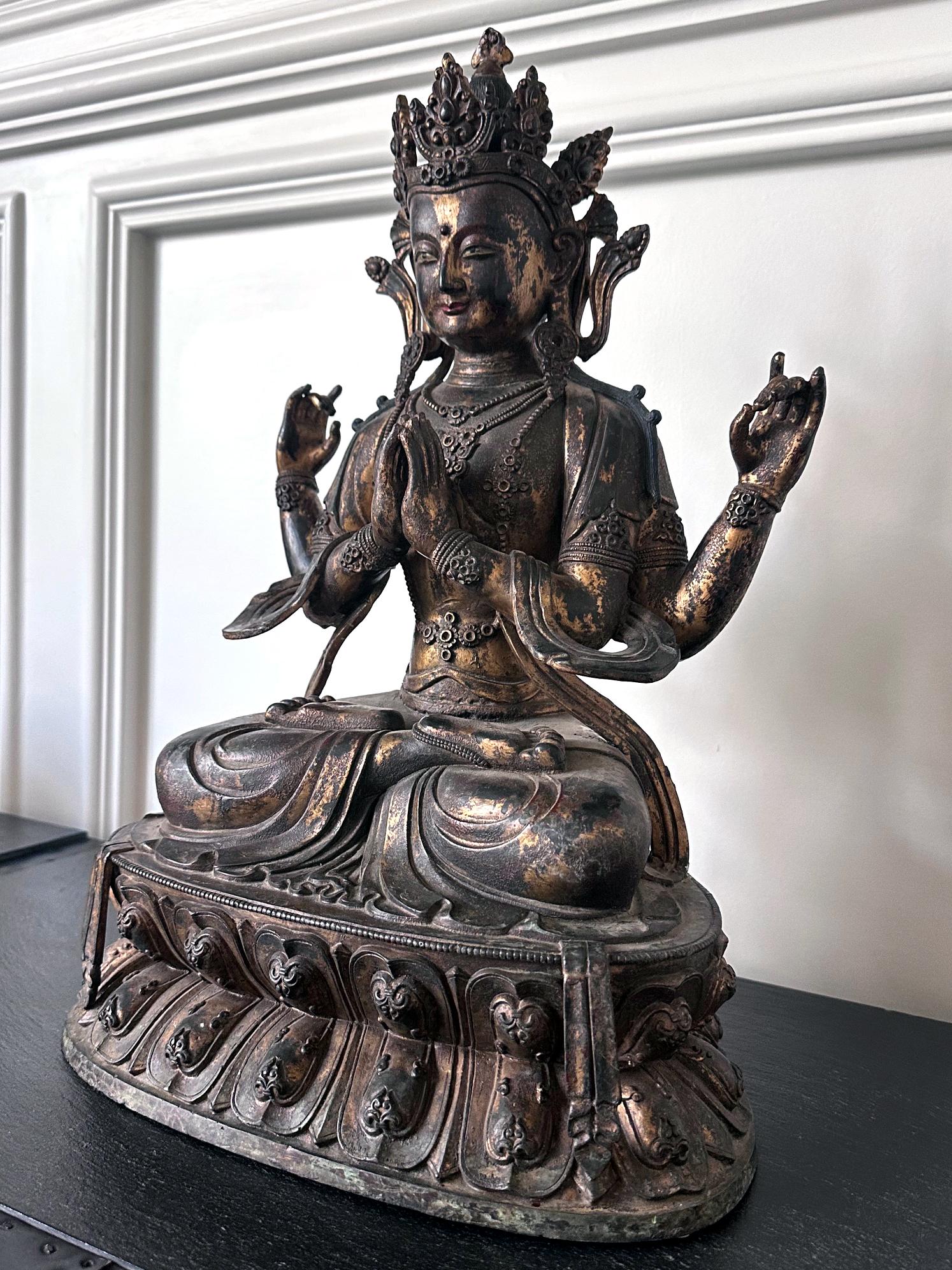 Bronze Grande statue de Bodhisattva Avalokiteshvara à quatre bras en bronze doré en vente