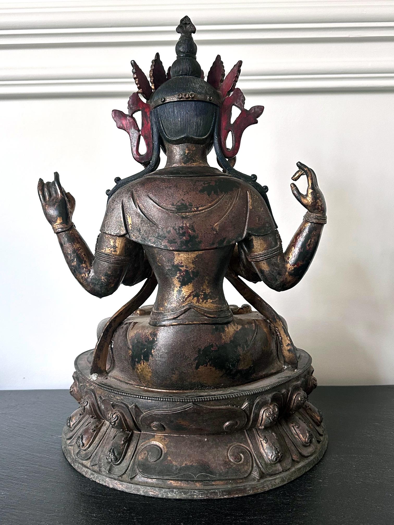 Grande statue de Bodhisattva Avalokiteshvara à quatre bras en bronze doré en vente 1