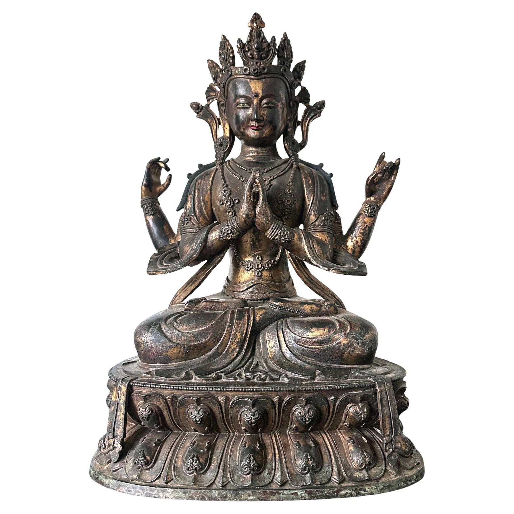 Estatua grande de bronce dorado de Bodhisattva Avalokiteshvara con cuatro brazos