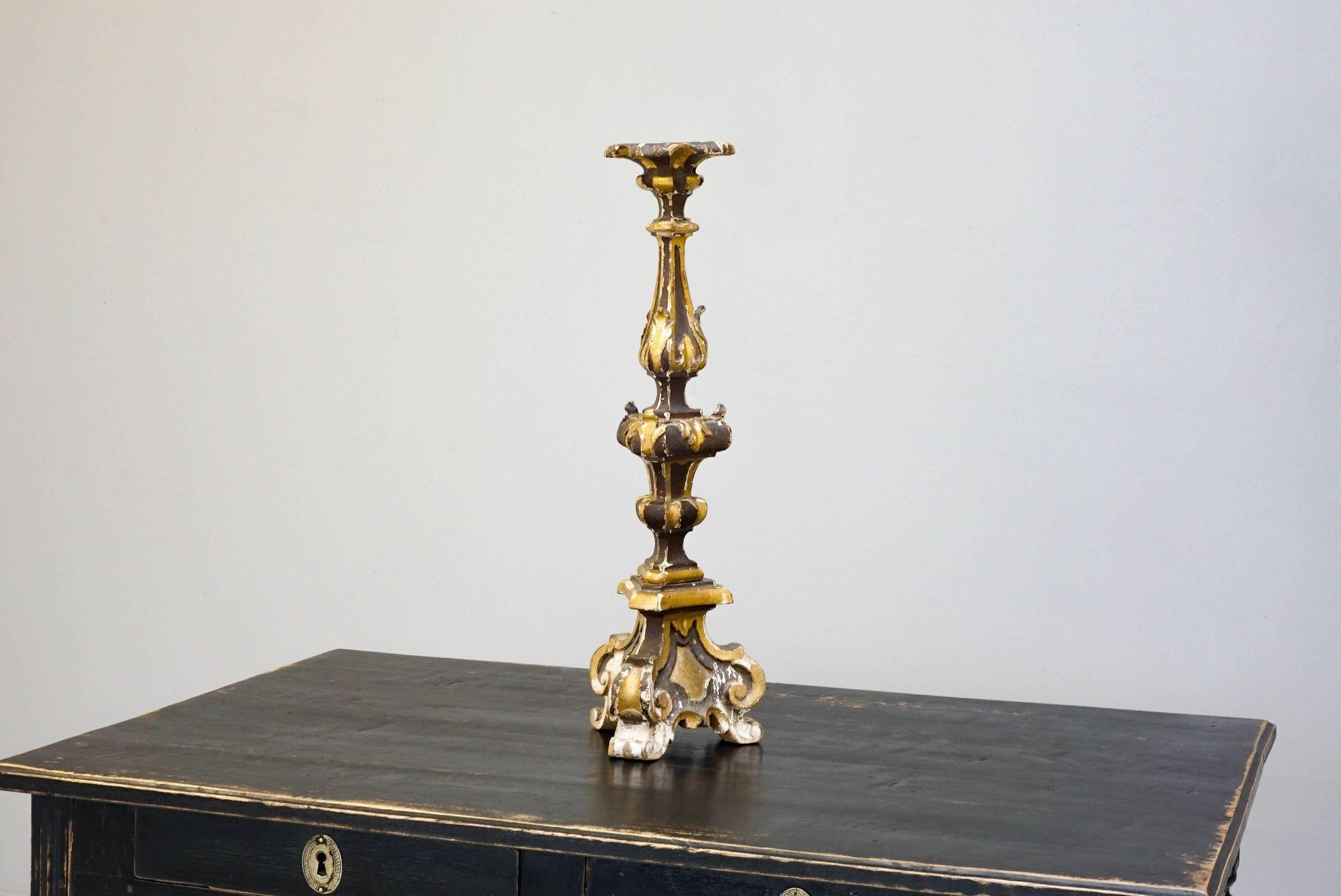 Chandelier en bois peint / doré avec une bonne patine.

France, vers 1890

H 52cm x L 15cm x P 15cm