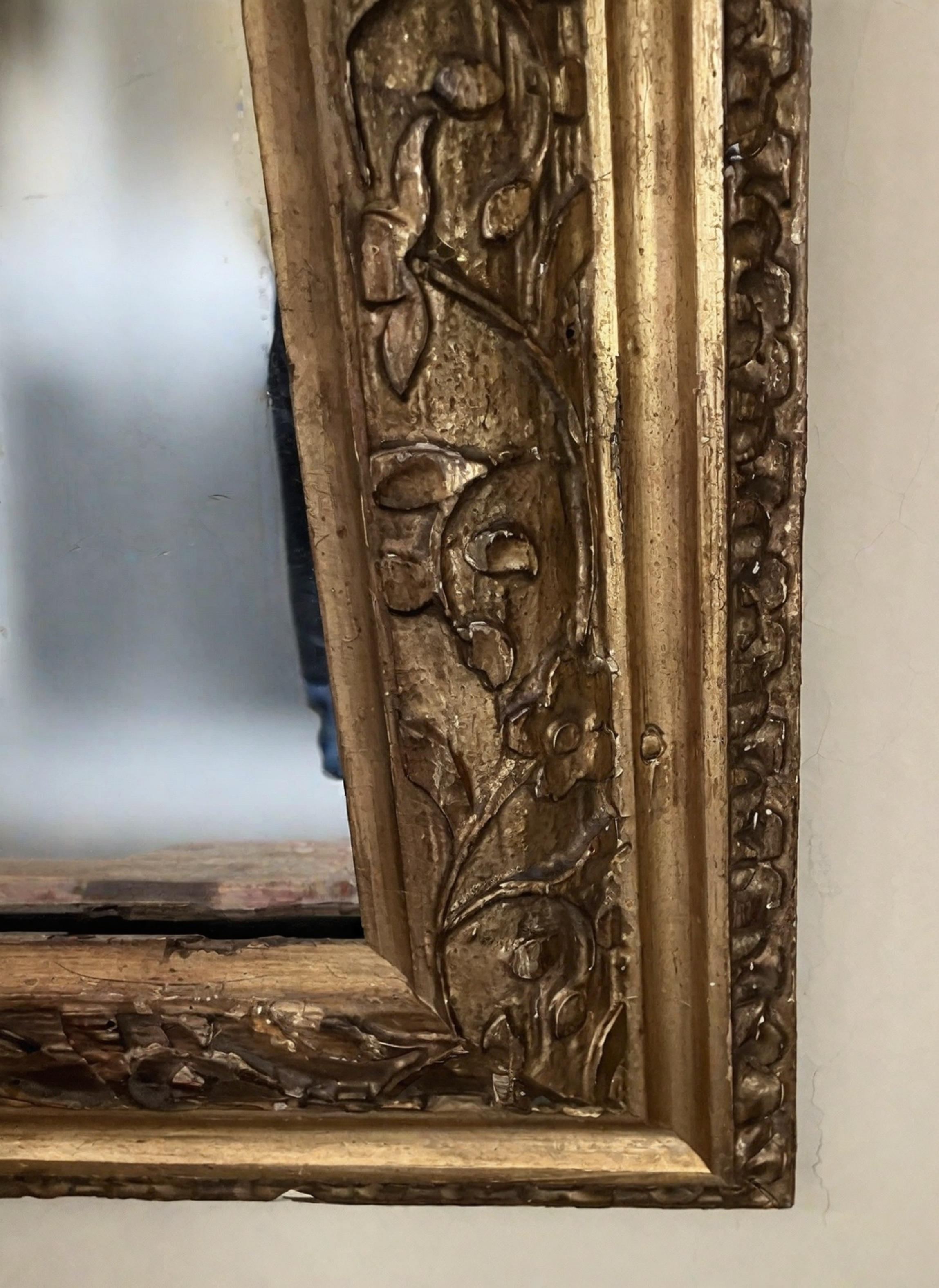 Großer vergoldeter geschnitzter Wood Mirror im Zustand „Gut“ im Angebot in New York, NY