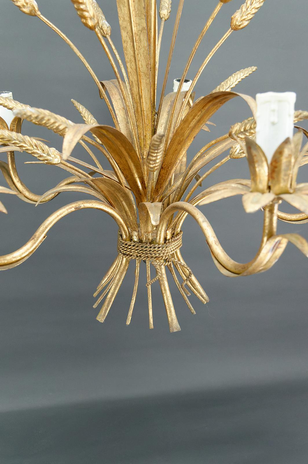 Large gilt chandelier with ears of wheat, Hollywood Regency, circa 1960 For Sale 3