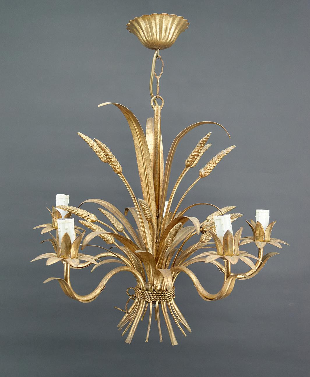 
Elegant pendant light / chandelier with 5 lights in gold metal, representing a bouquet of ears of wheat.

Hollywood Regency / Mid-century Modern style, circa 1960.

In the style of Goossens productions, Maison Jansen.

In good