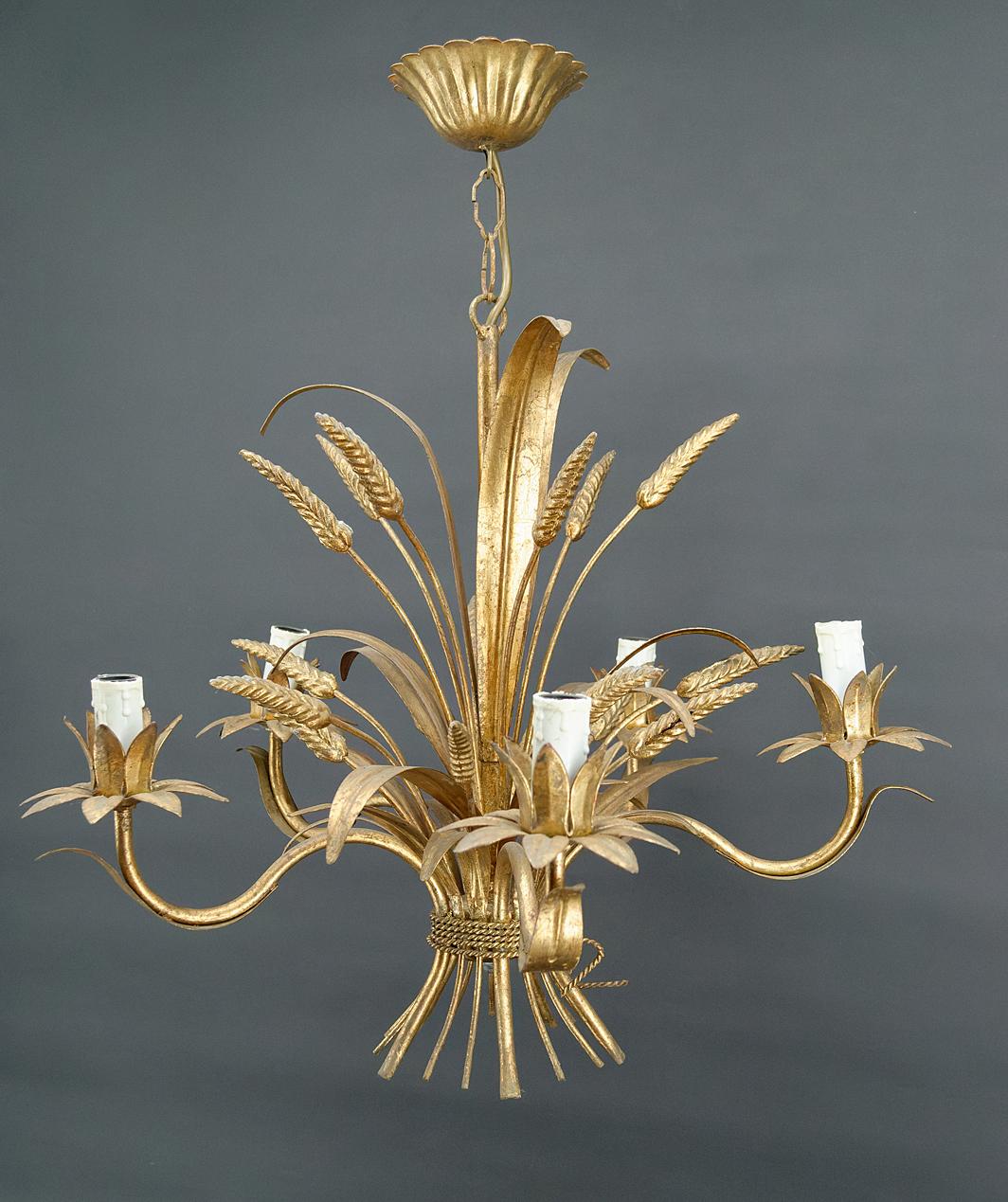 Large gilt chandelier with ears of wheat, Hollywood Regency, circa 1960 In Good Condition For Sale In VÉZELAY, FR
