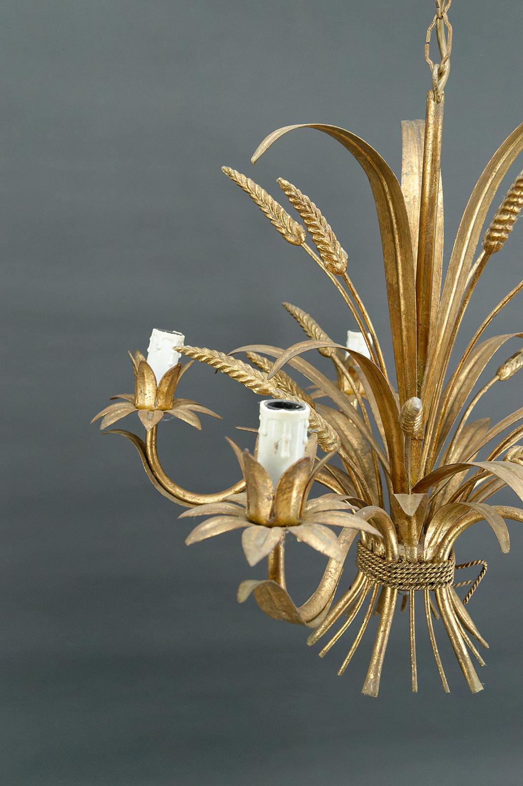 Metal Large gilt chandelier with ears of wheat, Hollywood Regency, circa 1960 For Sale
