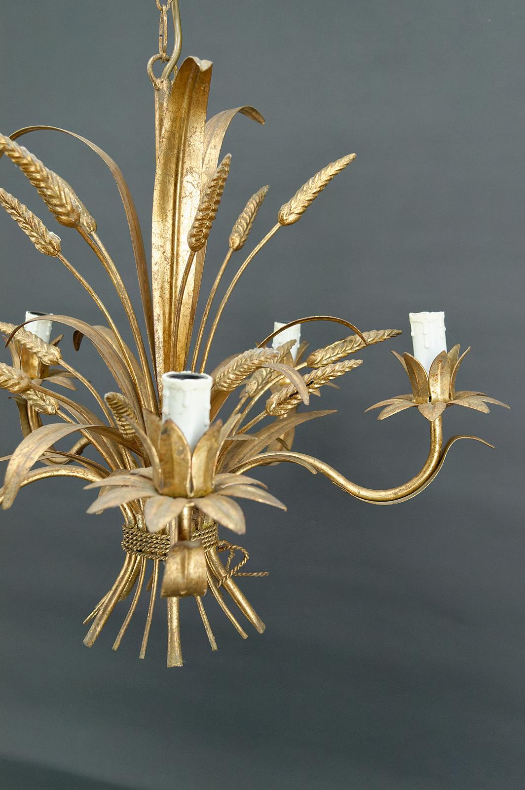 Large gilt chandelier with ears of wheat, Hollywood Regency, circa 1960 For Sale 1