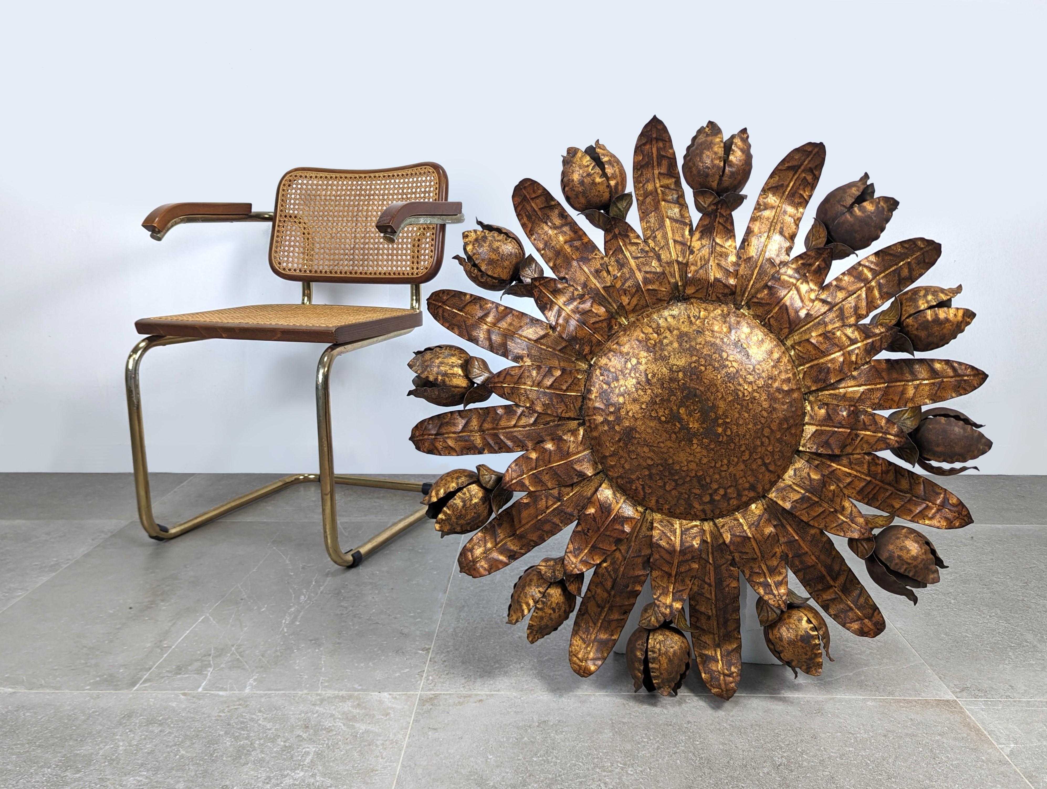 Spectacular completely original mid-century ceiling lamp in the shape of a sun with leaves and 12 flowers that are also points of light. An incredible size and a unique design never seen before for an extremely beautiful and exclusive lamp.