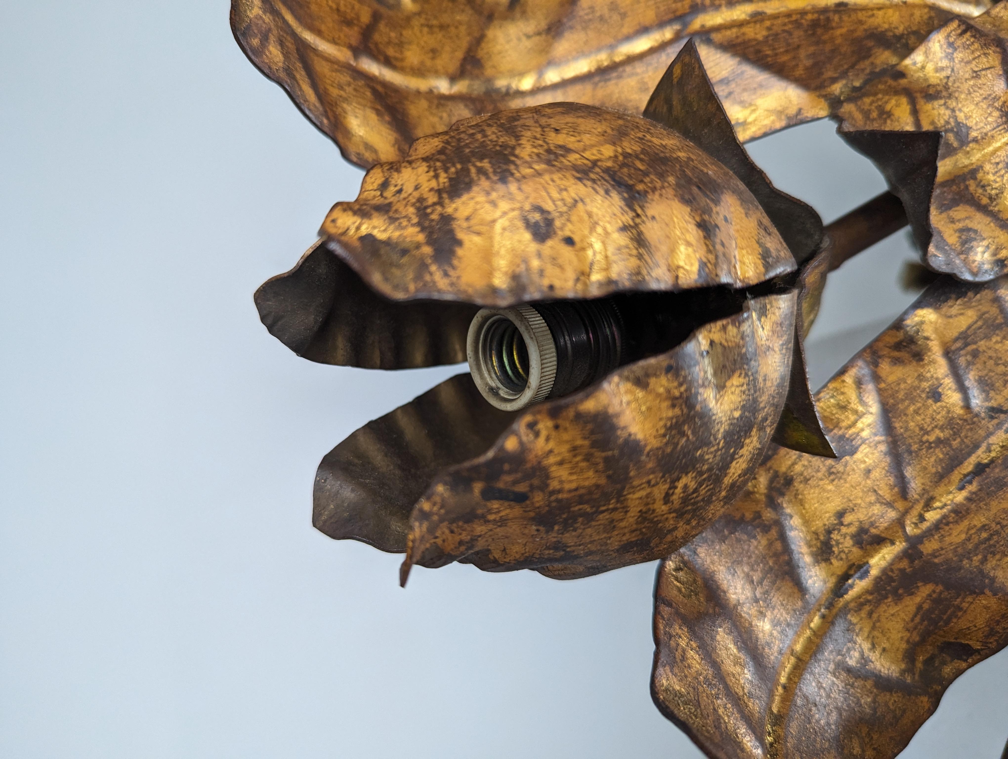 Metallo Grande lampada dorata a raggiera floreale anni '50 in vendita