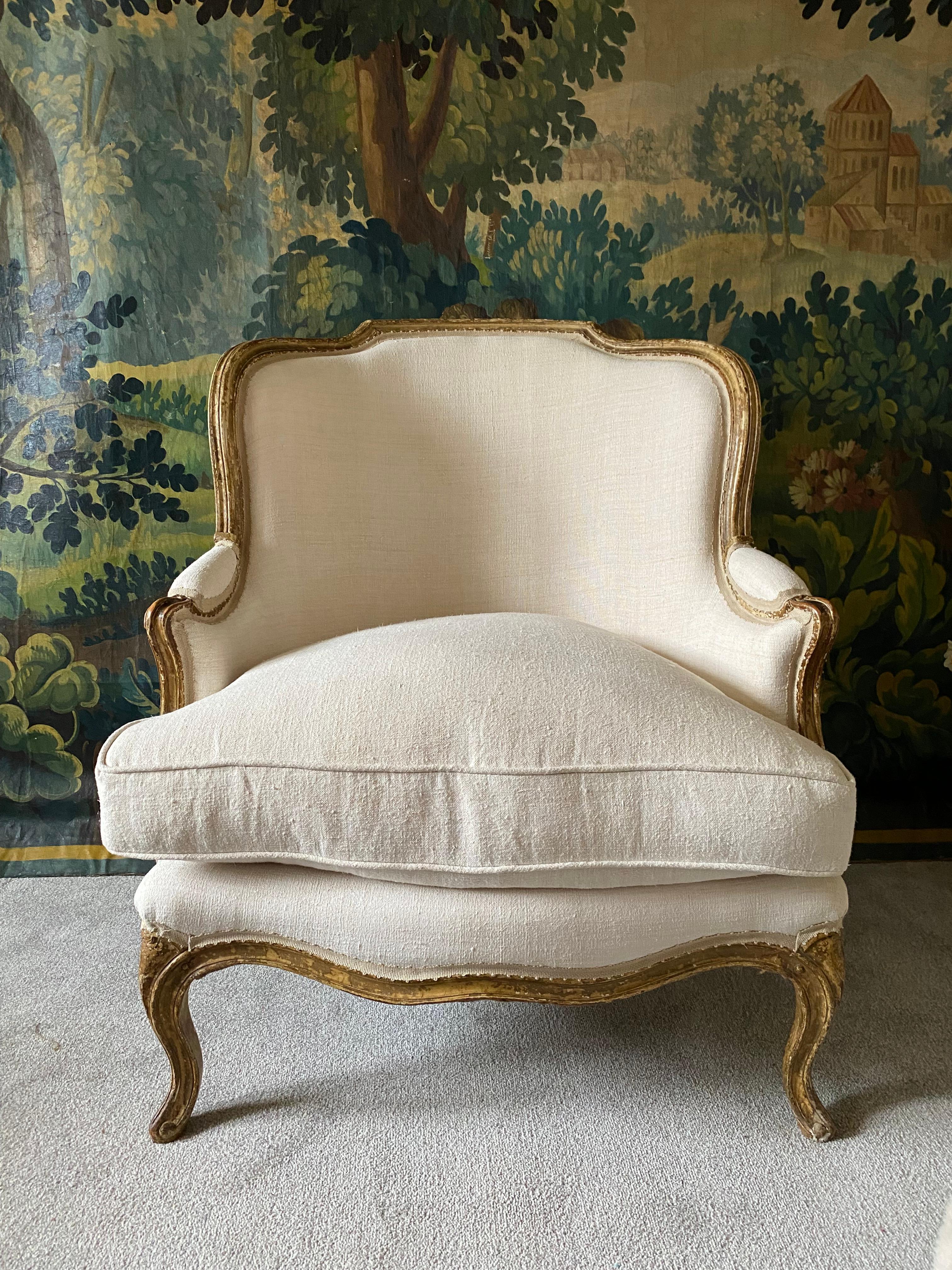 Ein außergewöhnlicher, hochwertiger französischer Sessel mit vergoldetem Gestell und ausgezeichneten Proportionen - größer als der Durchschnitt, mit einem dicken Federkissen und äußerst bequem.  Das Gestell ist so zart vergoldet, dass es an