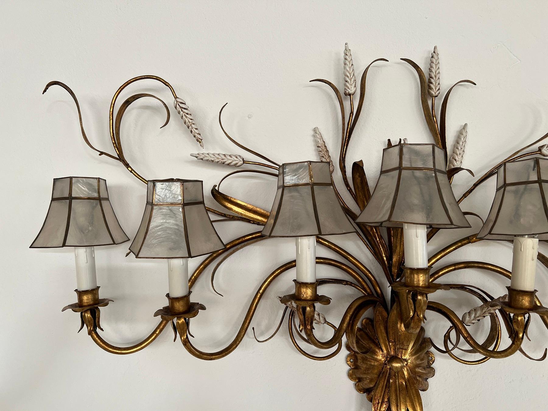 Large Gilt Hans Kögl Wall Sconce with Wheat Sheaf and Mother-of-Pearl Lampshades In Good Condition In Morazzone, Varese