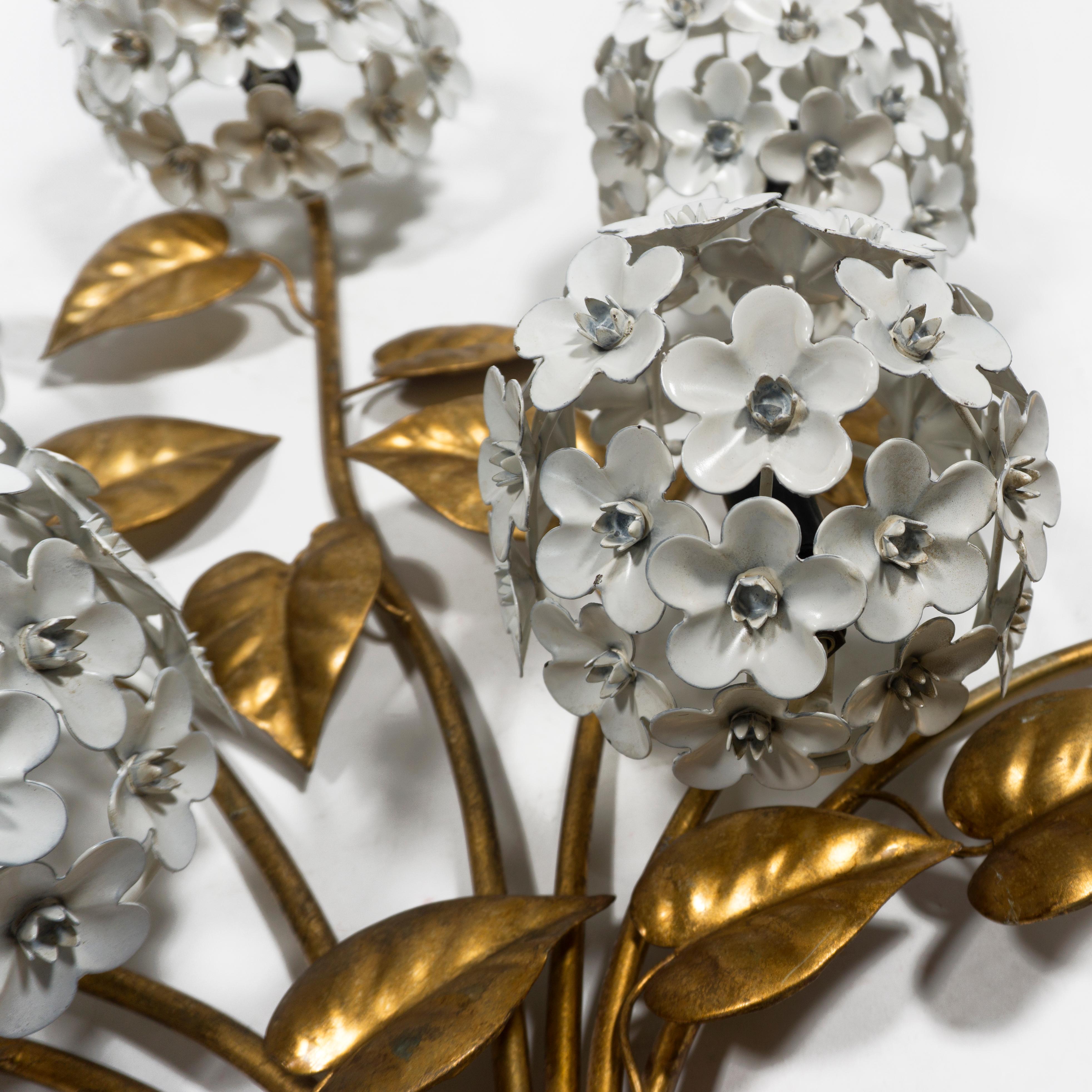 Grande applique dorée en forme d'hortensia avec sept Lights derrière les fleurs, années 1950 en vente 2