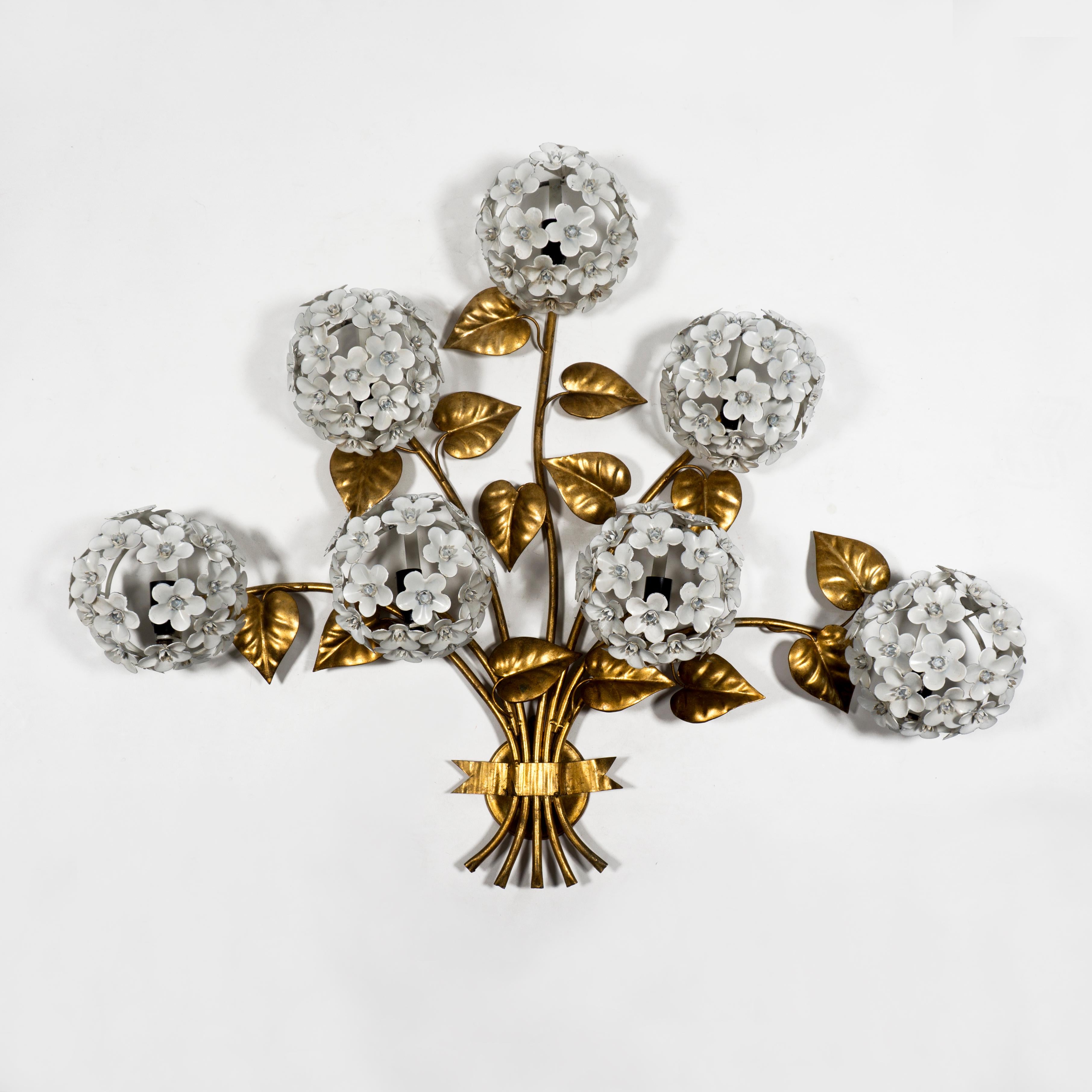Mid-Century Modern Grande applique dorée en forme d'hortensia avec sept Lights derrière les fleurs, années 1950 en vente