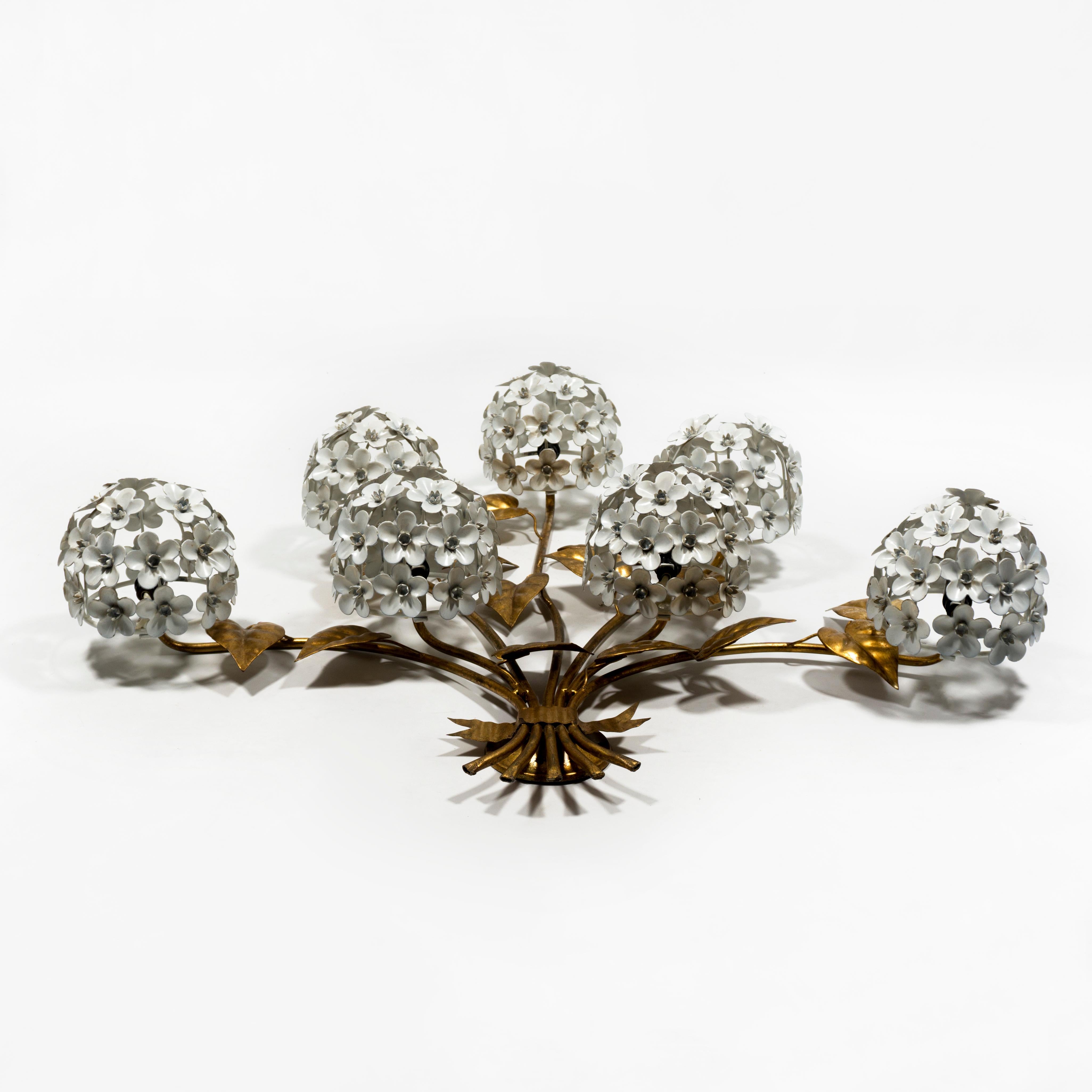 Doré Grande applique dorée en forme d'hortensia avec sept Lights derrière les fleurs, années 1950 en vente