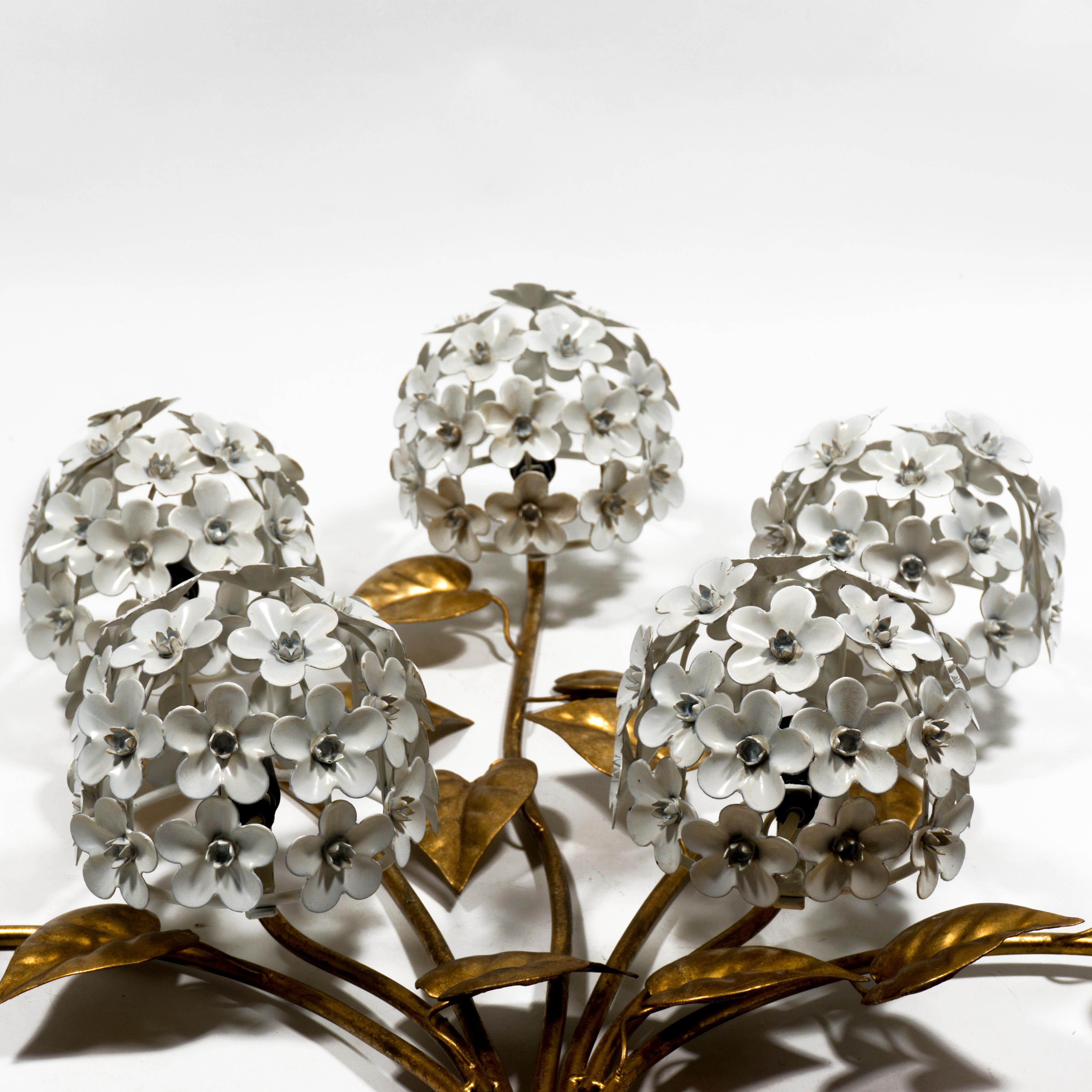 20ième siècle Grande applique dorée en forme d'hortensia avec sept Lights derrière les fleurs, années 1950 en vente