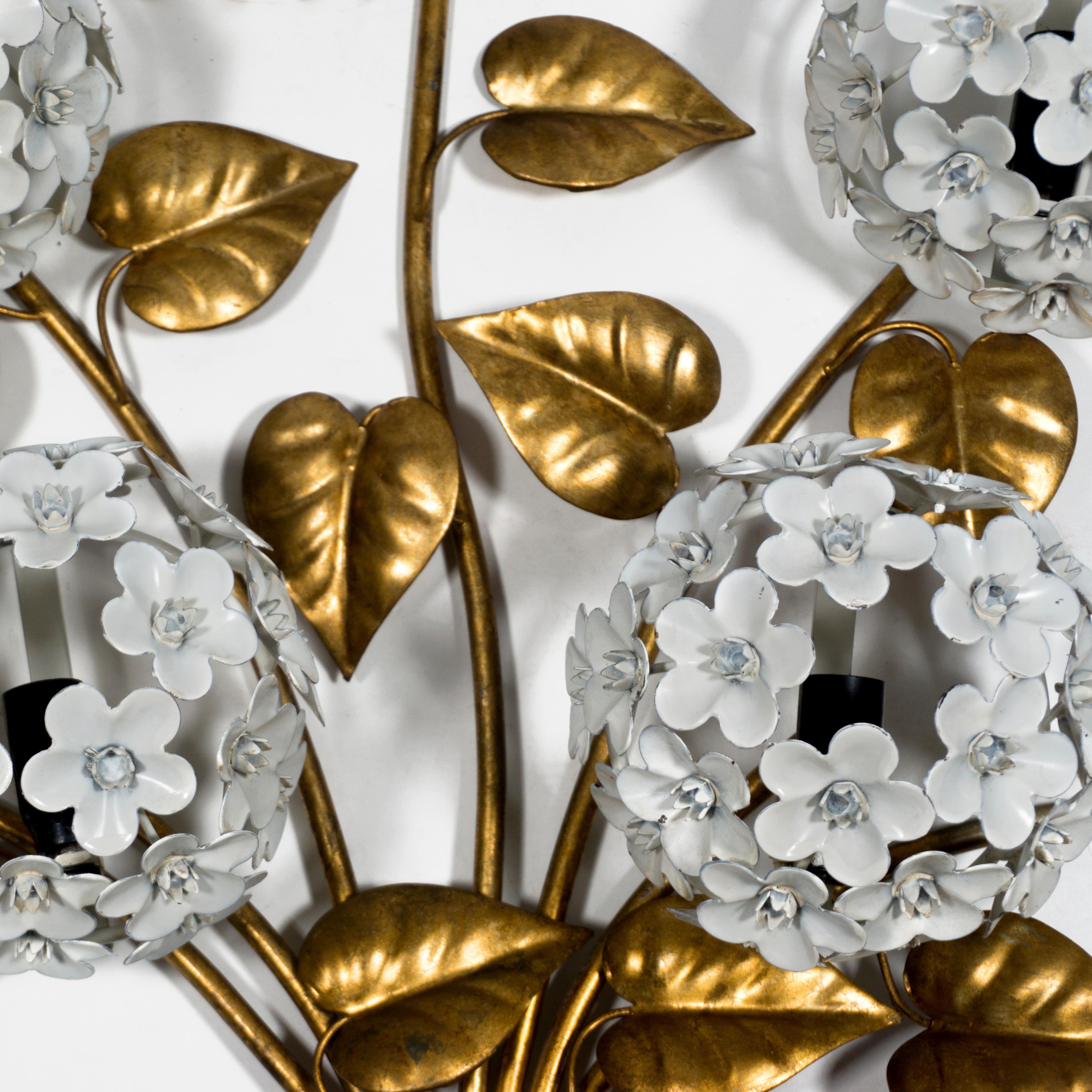 Métal Grande applique dorée en forme d'hortensia avec sept Lights derrière les fleurs, années 1950 en vente
