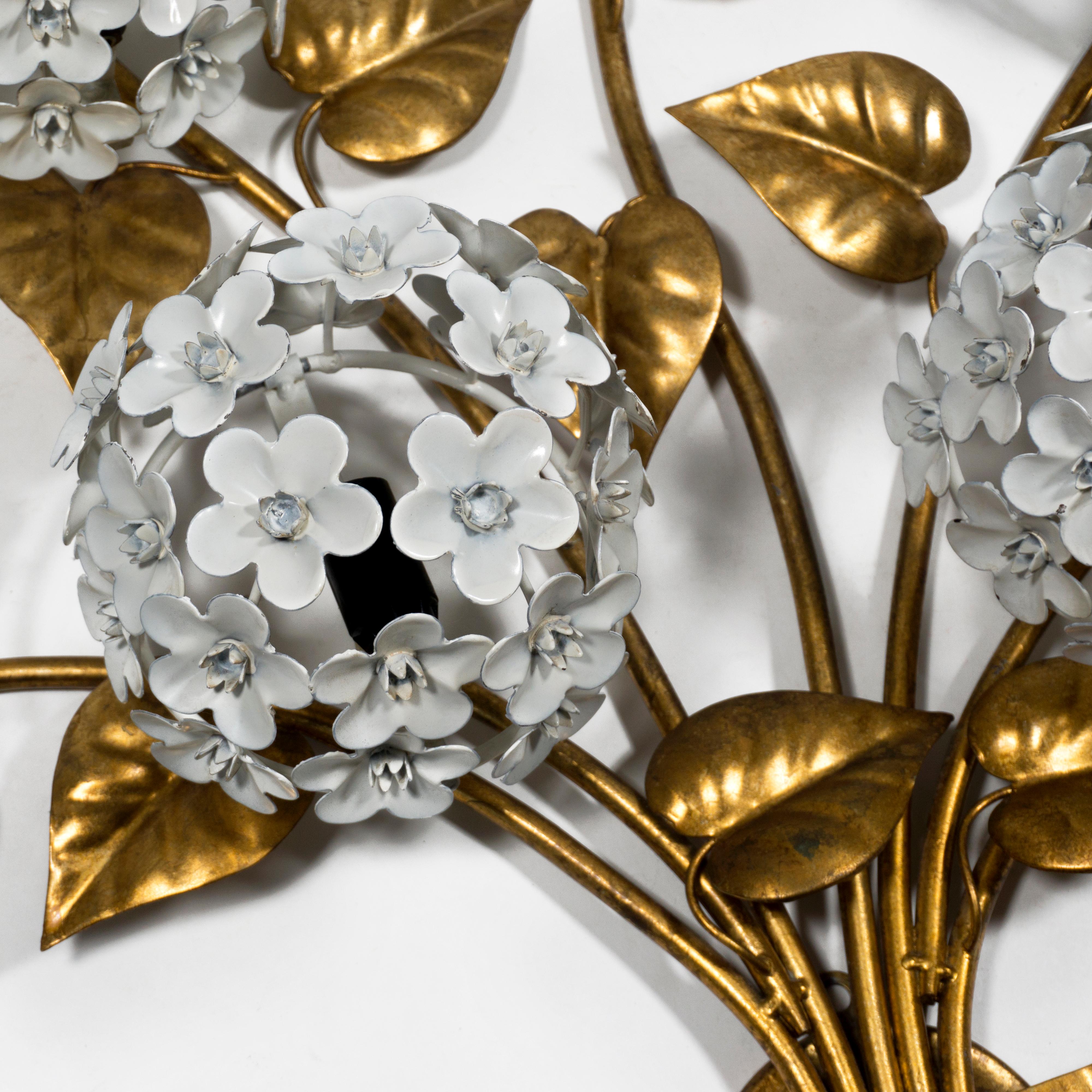 Grande applique dorée en forme d'hortensia avec sept Lights derrière les fleurs, années 1950 en vente 1