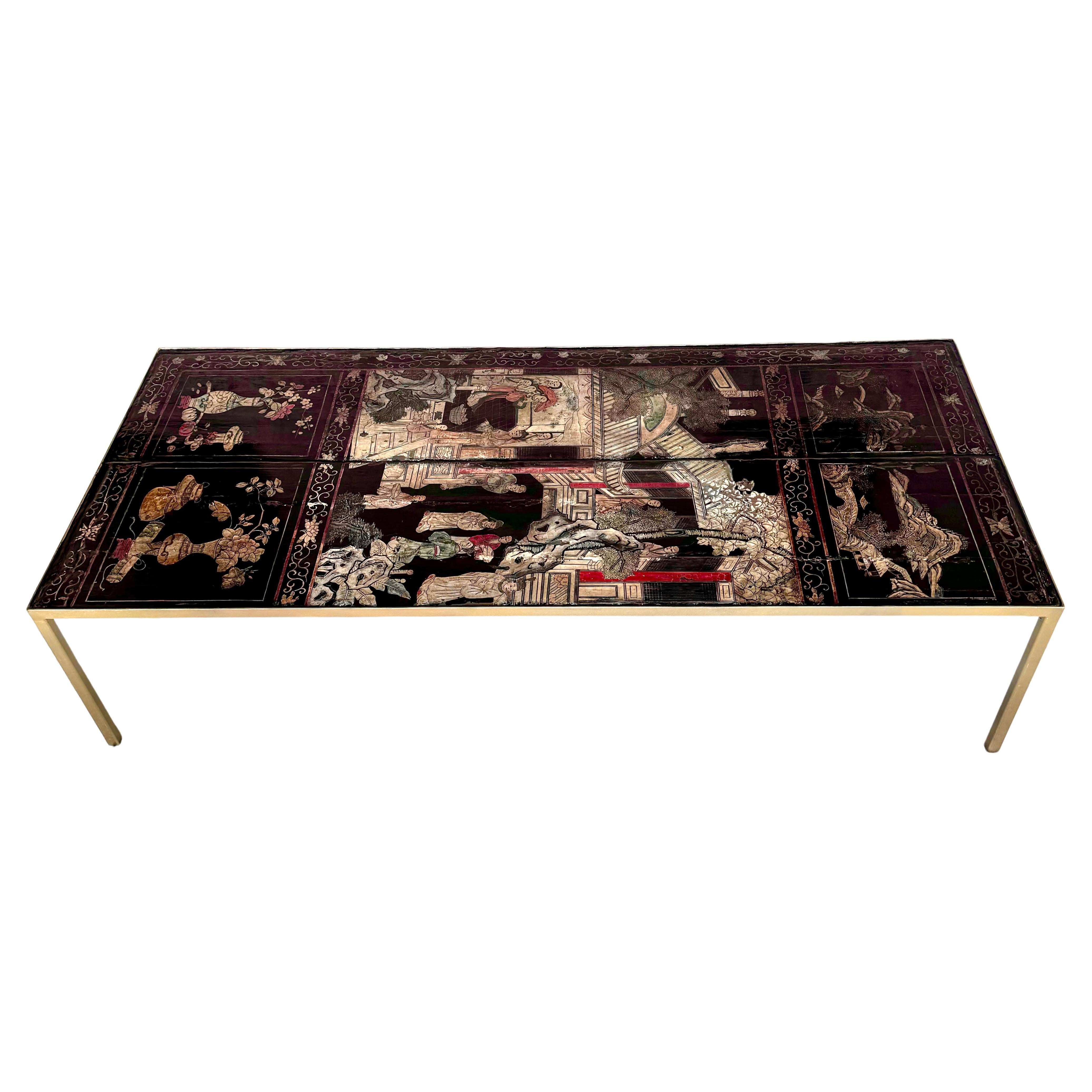 Grande table basse Coromandel en fer doré et en chinoiserie du XVIIIe siècle. Le plateau rectangulaire est orné de panneaux en coromandel du XVIIIe siècle, décorés d'une scène de paysage polychrome. Les panneaux Coromandel datent du 18e siècle et