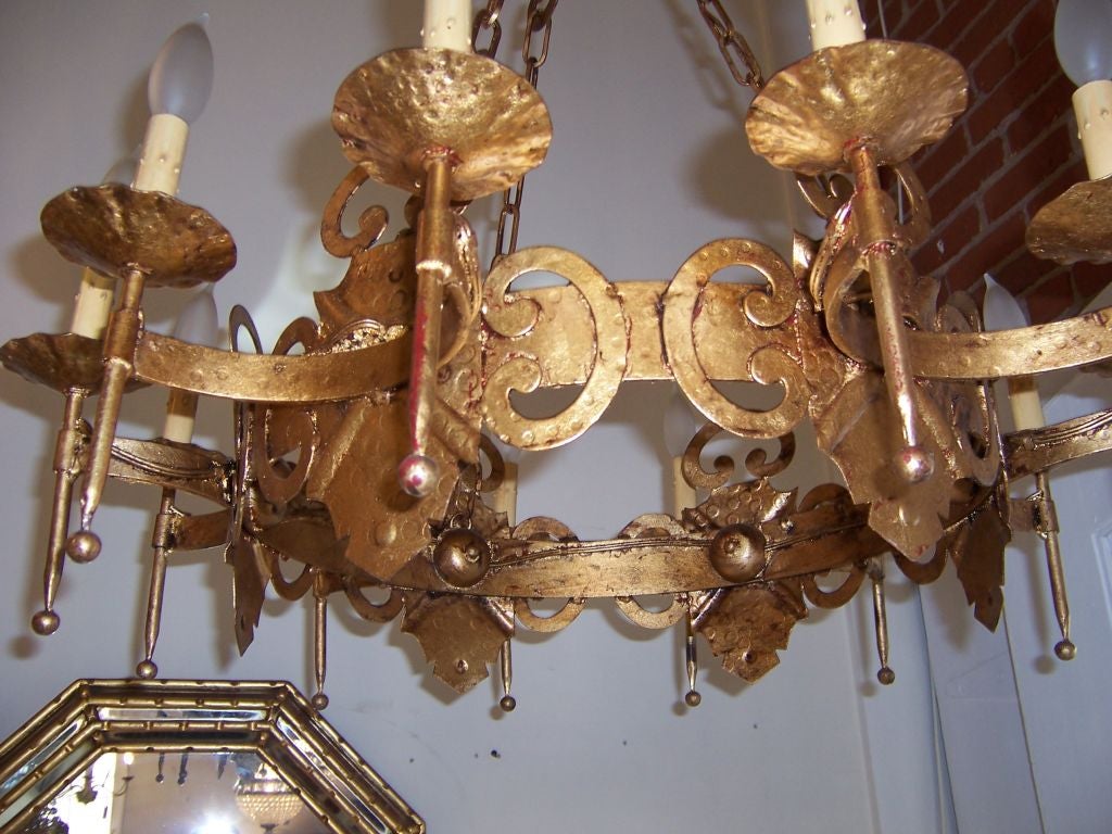 Doré Grand lustre gothique en fer doré Hollywood Regency en tôle en vente