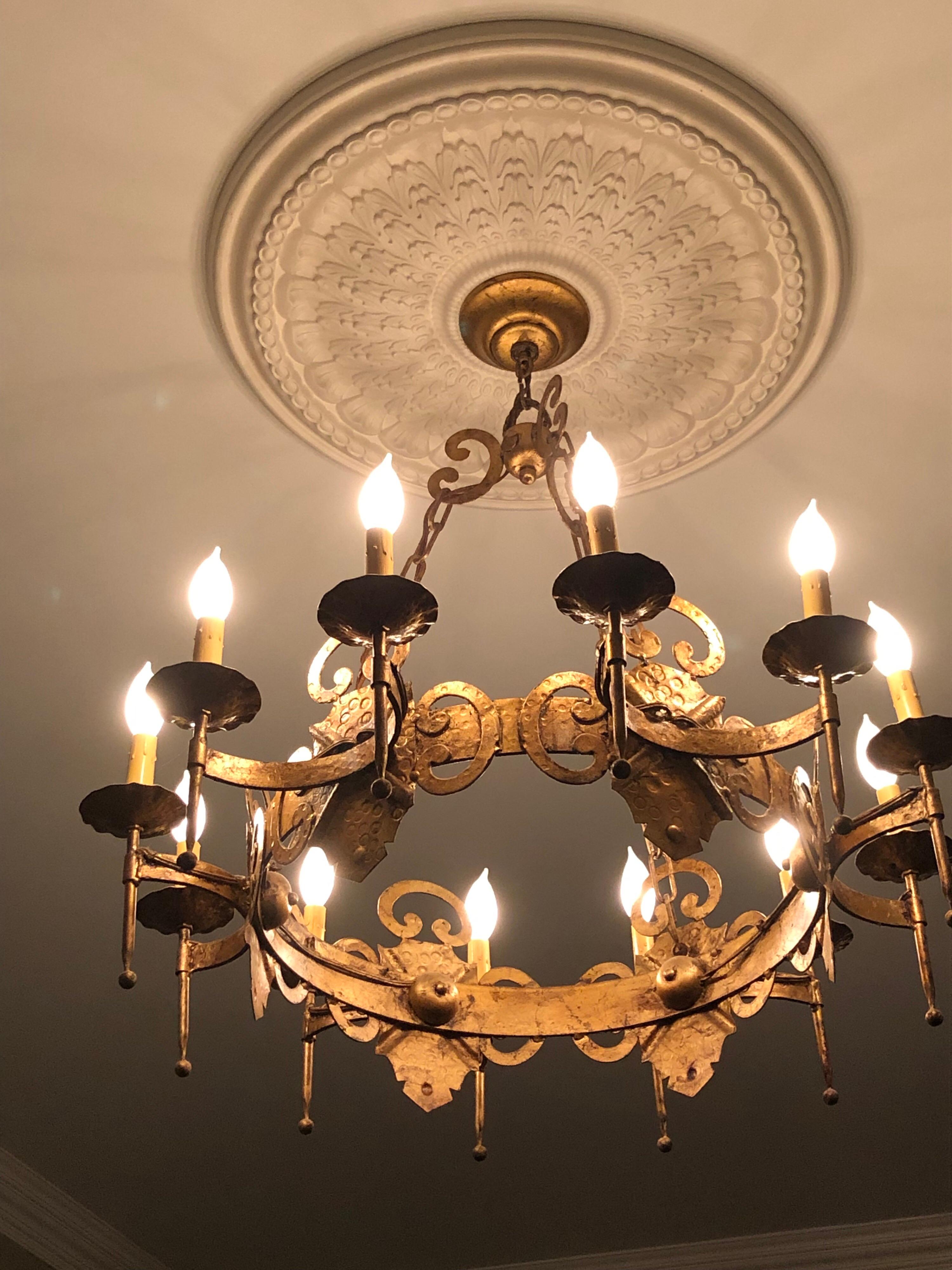Grand lustre gothique en fer doré Hollywood Regency en tôle en vente 2