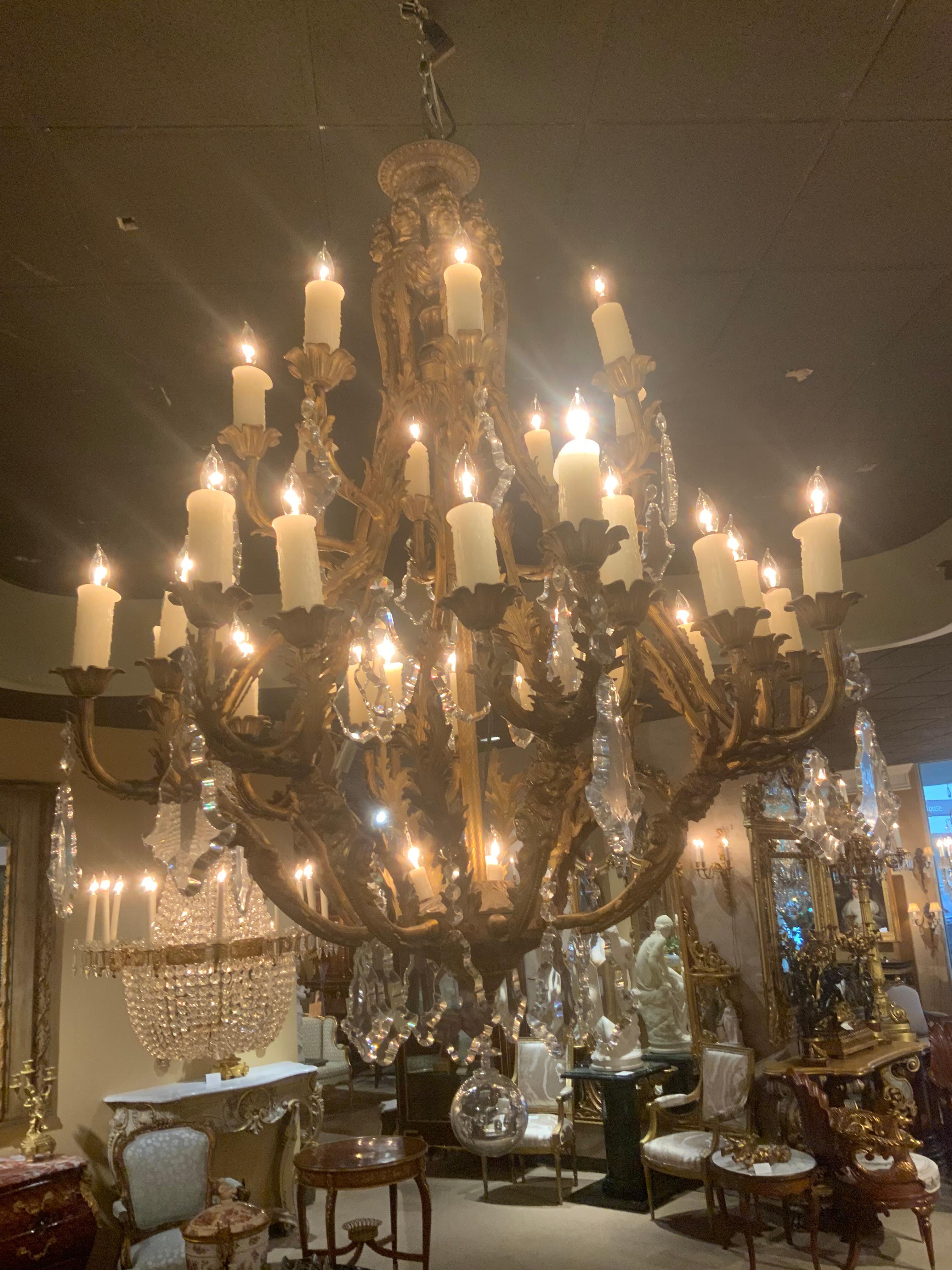 Grande lampadario di grande effetto con struttura in metallo dorato
Quei rami con più braccia che tengono grandi
Cristalli. Dispone di 36 luci. Questo pezzo è stato ricablato
È in buone condizioni e pronto per l'installazione.