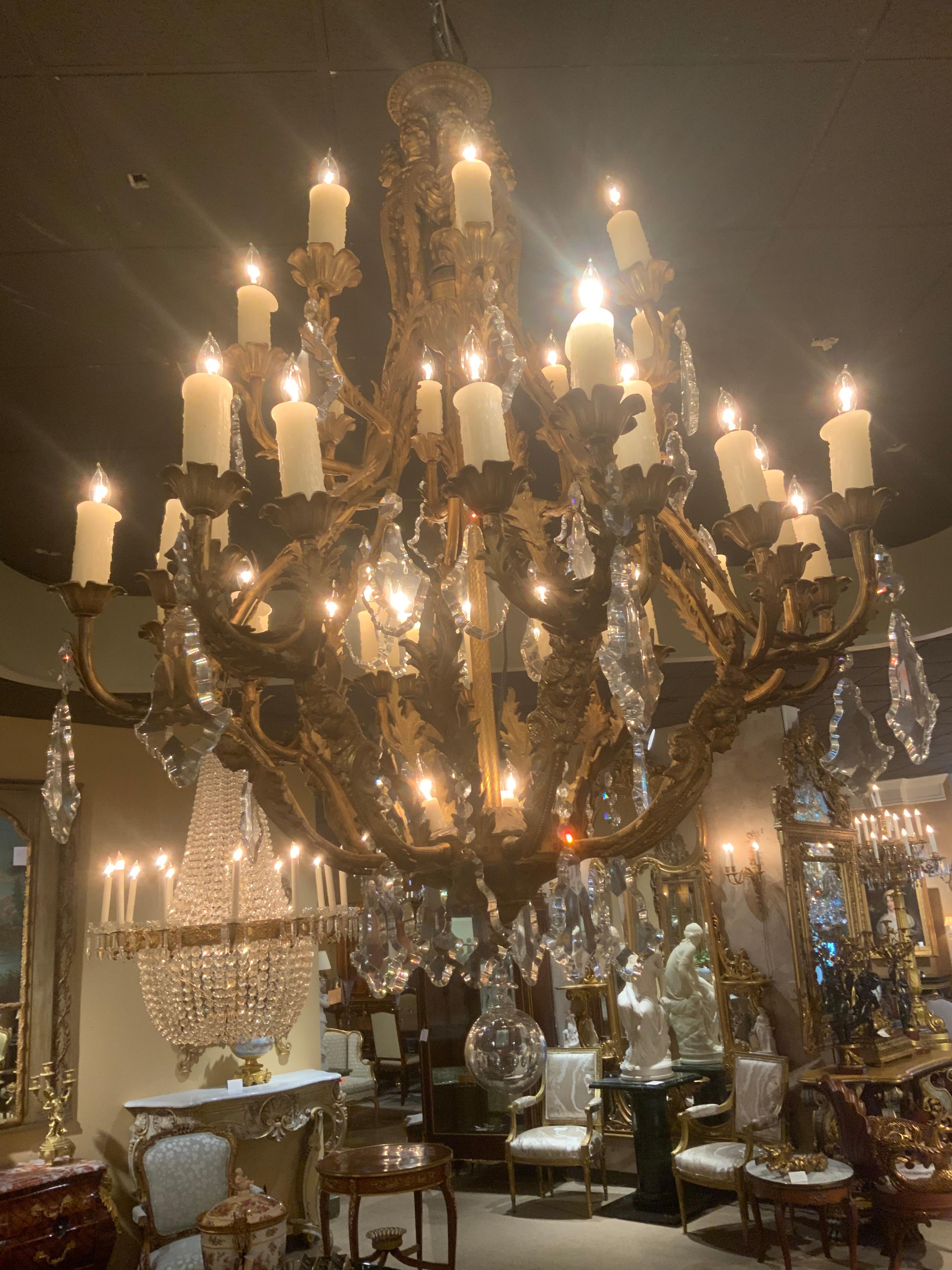 Italiano Grande lampadario a 36 luci in metallo dorato e cristallo in vendita