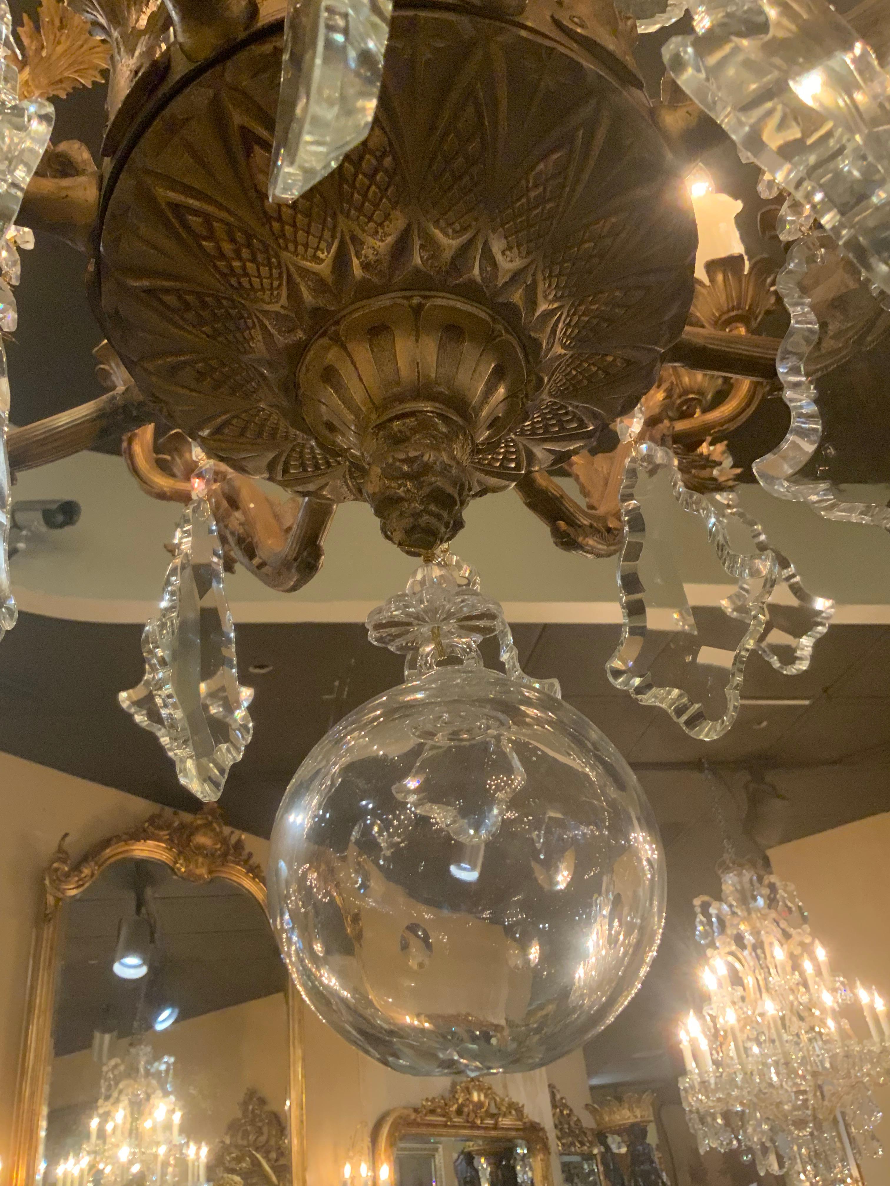 Grande lampadario a 36 luci in metallo dorato e cristallo In condizioni ottime in vendita a Houston, TX