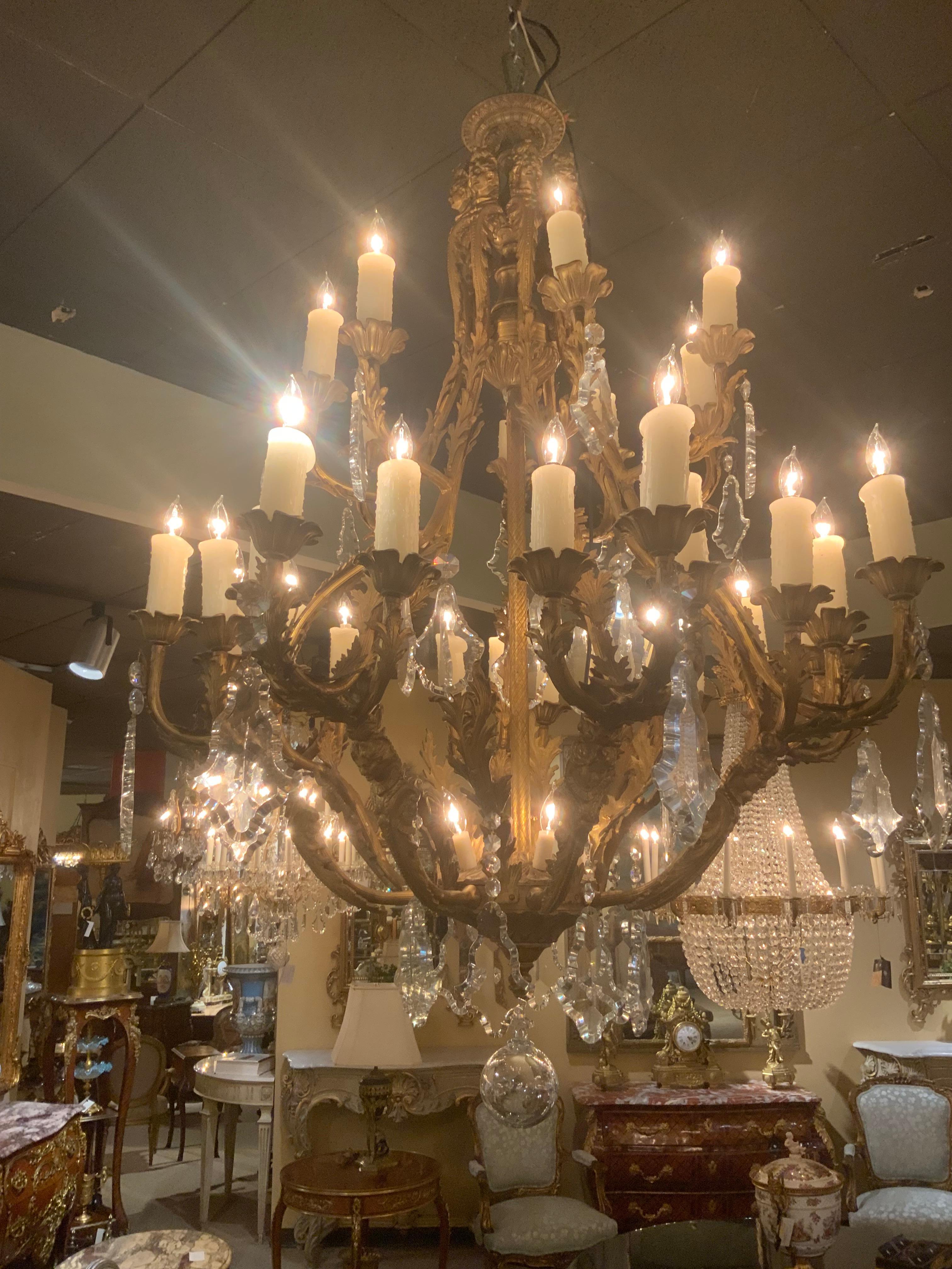 Cristallo Grande lampadario a 36 luci in metallo dorato e cristallo in vendita