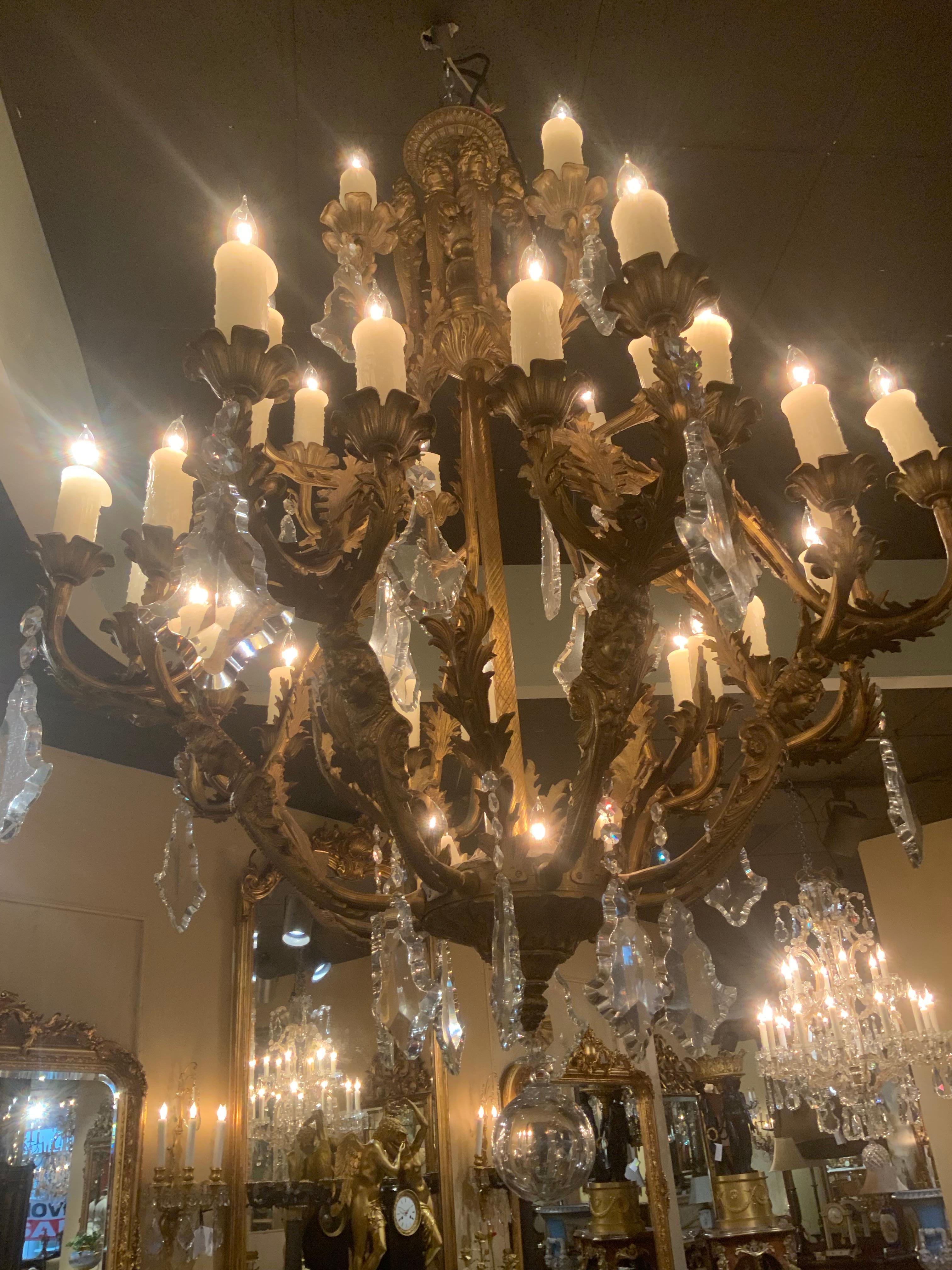 Grande lampadario a 36 luci in metallo dorato e cristallo in vendita 1