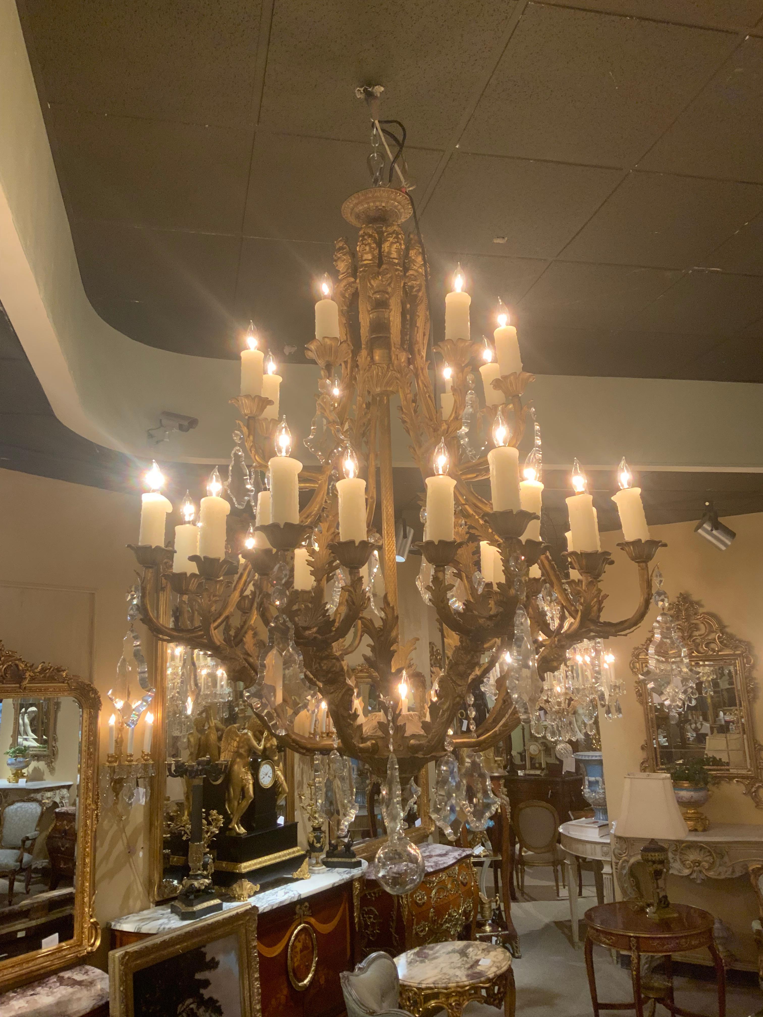 Grande lampadario a 36 luci in metallo dorato e cristallo in vendita 2