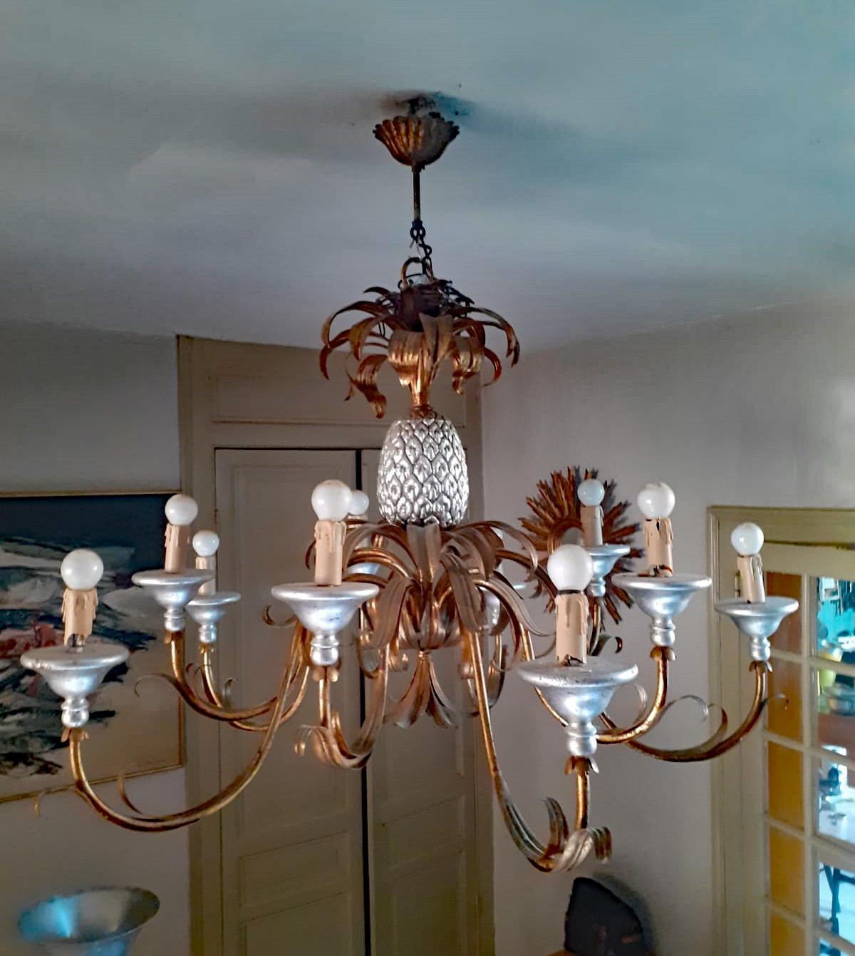 Large gilt metal and wood chandelier 10 lights
Good condition.
 