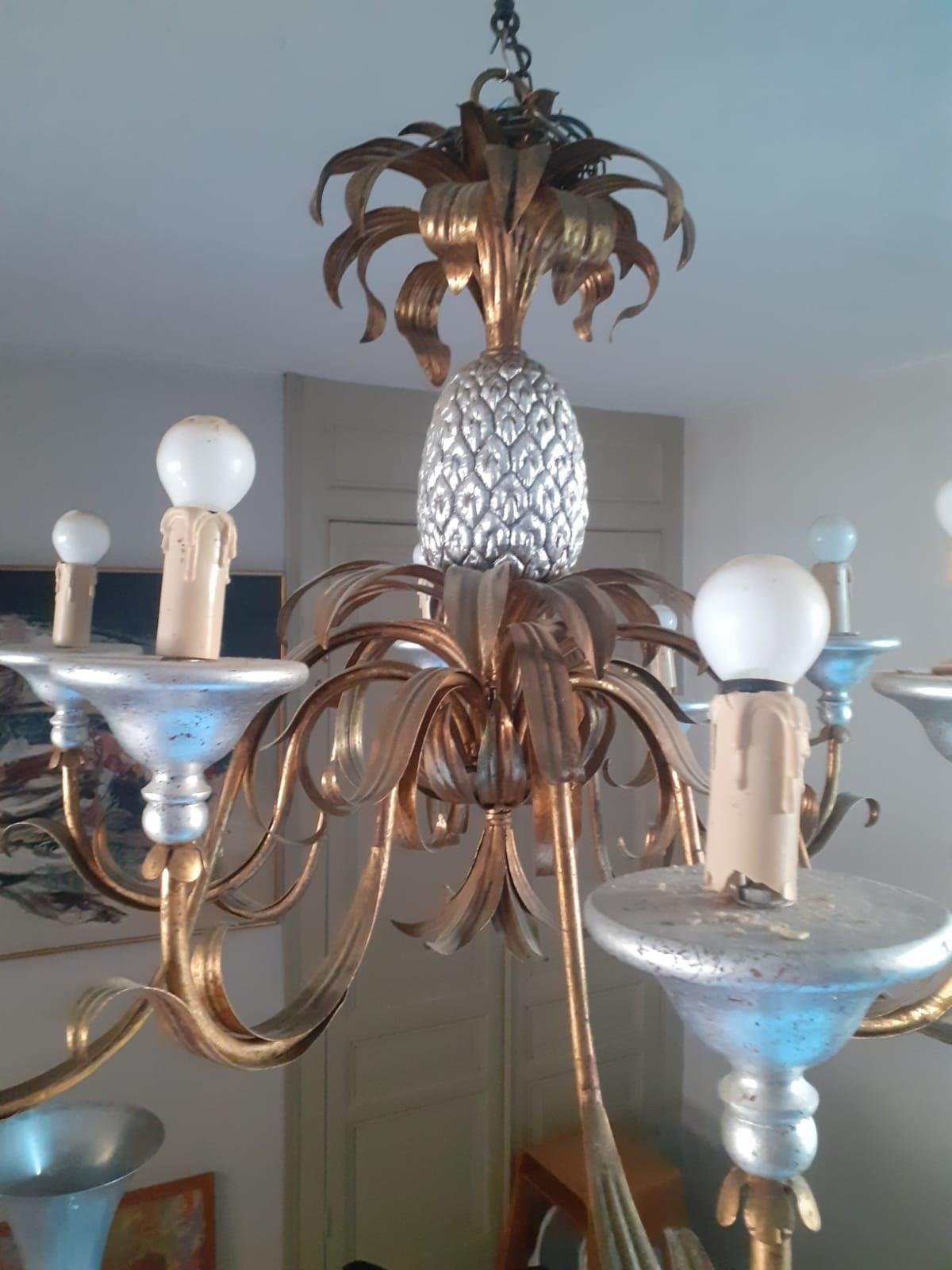 Mid-Century Modern Grand lustre à 10 éclairages en métal doré et bois en vente
