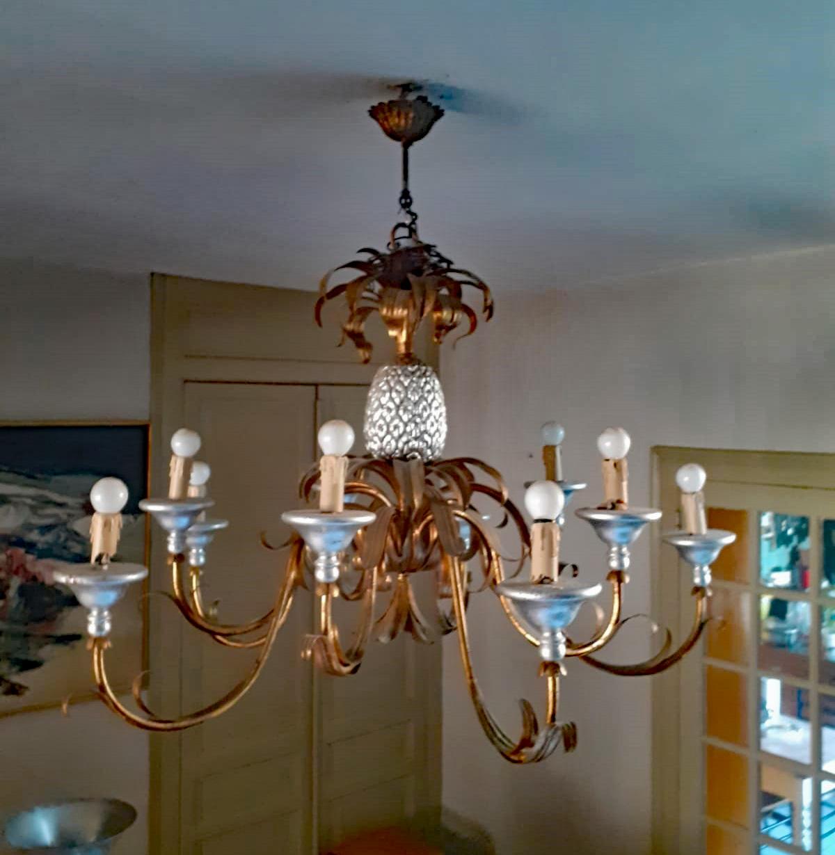 italien Grand lustre à 10 éclairages en métal doré et bois en vente