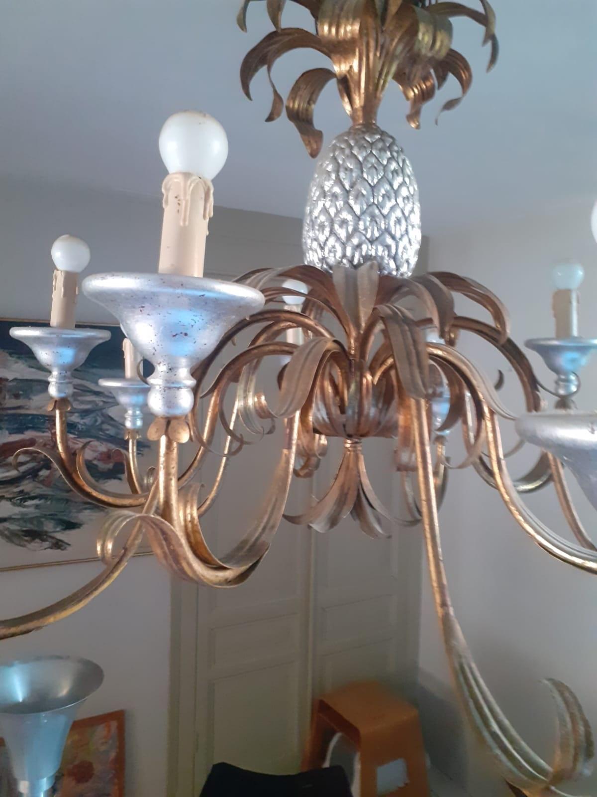 Grand lustre à 10 éclairages en métal doré et bois Bon état - En vente à Saint-Ouen, FR