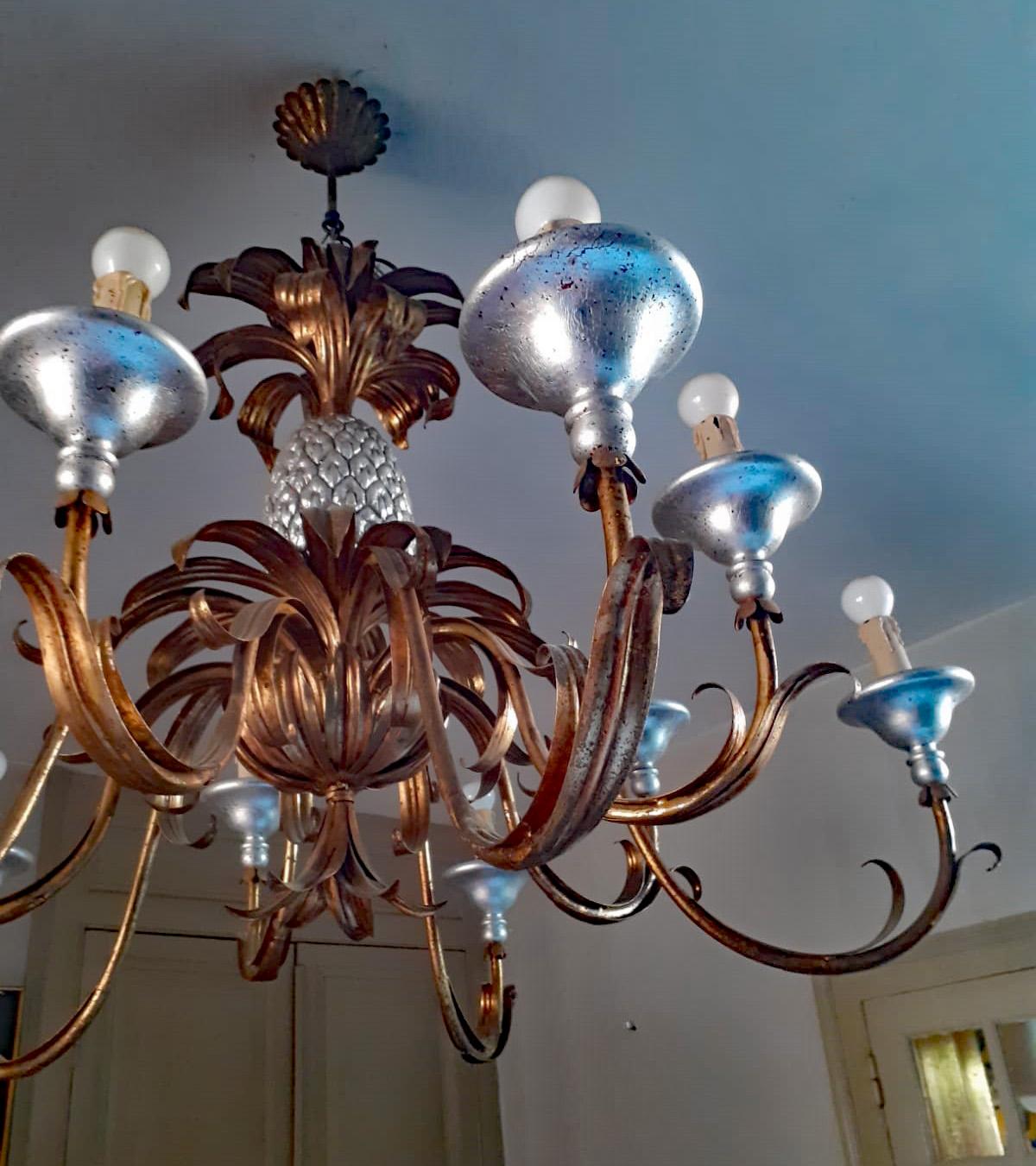 20ième siècle Grand lustre à 10 éclairages en métal doré et bois en vente