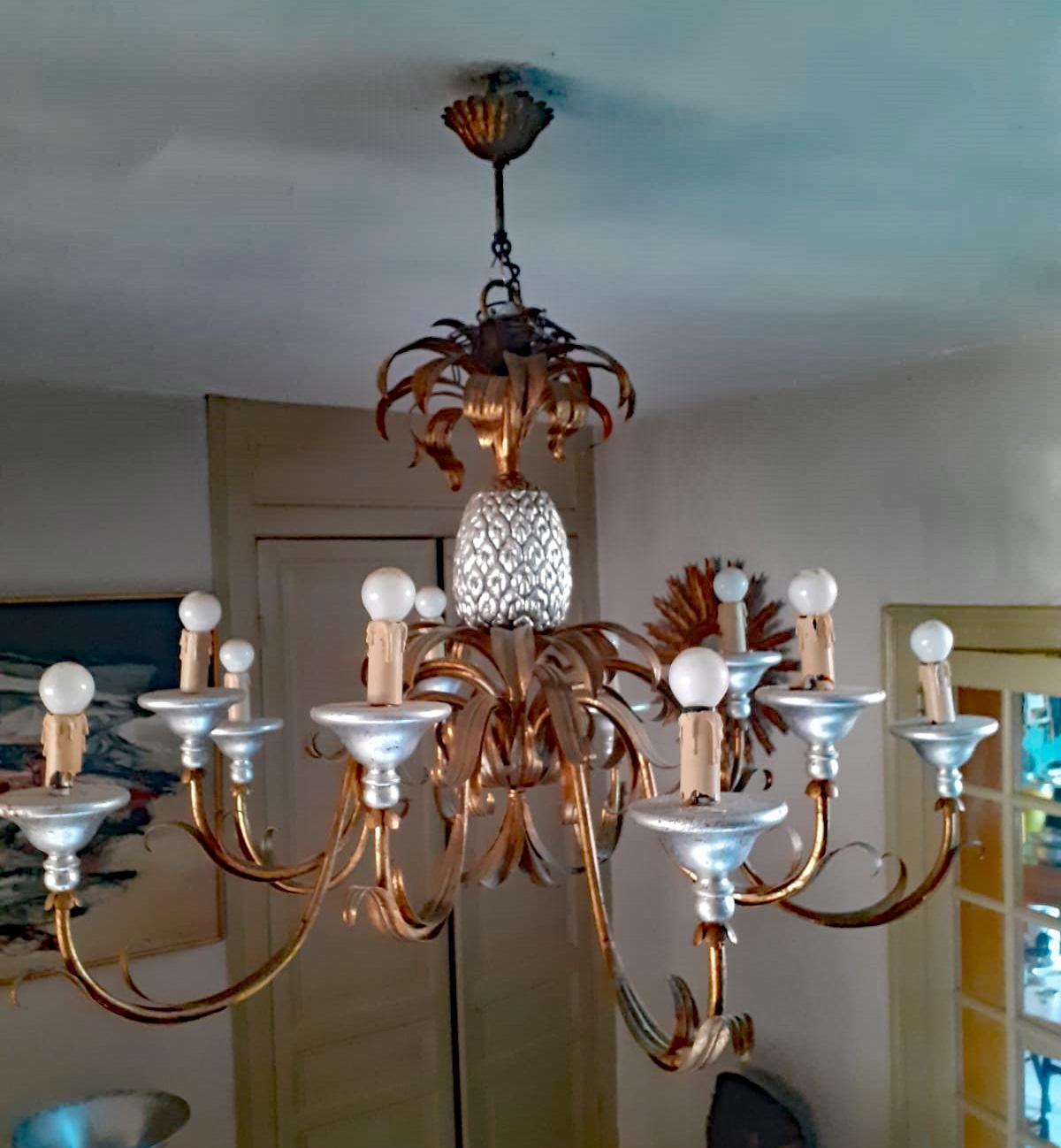 Grand lustre à 10 éclairages en métal doré et bois en vente 1