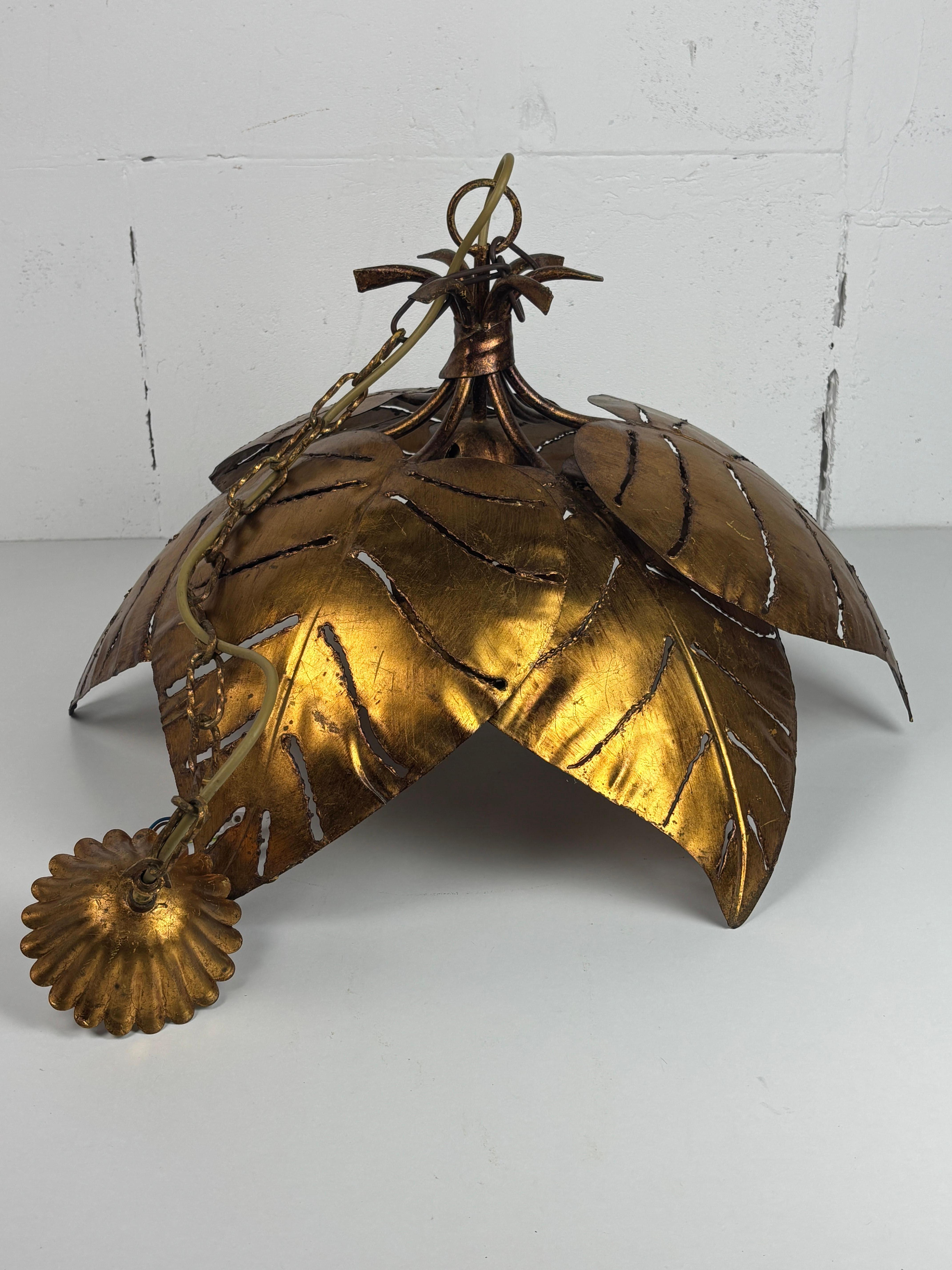 Large gilt metal palm leaf pendant in the style of Maison Jansen, France 1960s In Good Condition For Sale In Zaandam, NL
