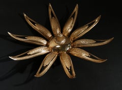 Grand plafonnier Sunburst en métal doré à 10 bras en forme de feuille, années 1950