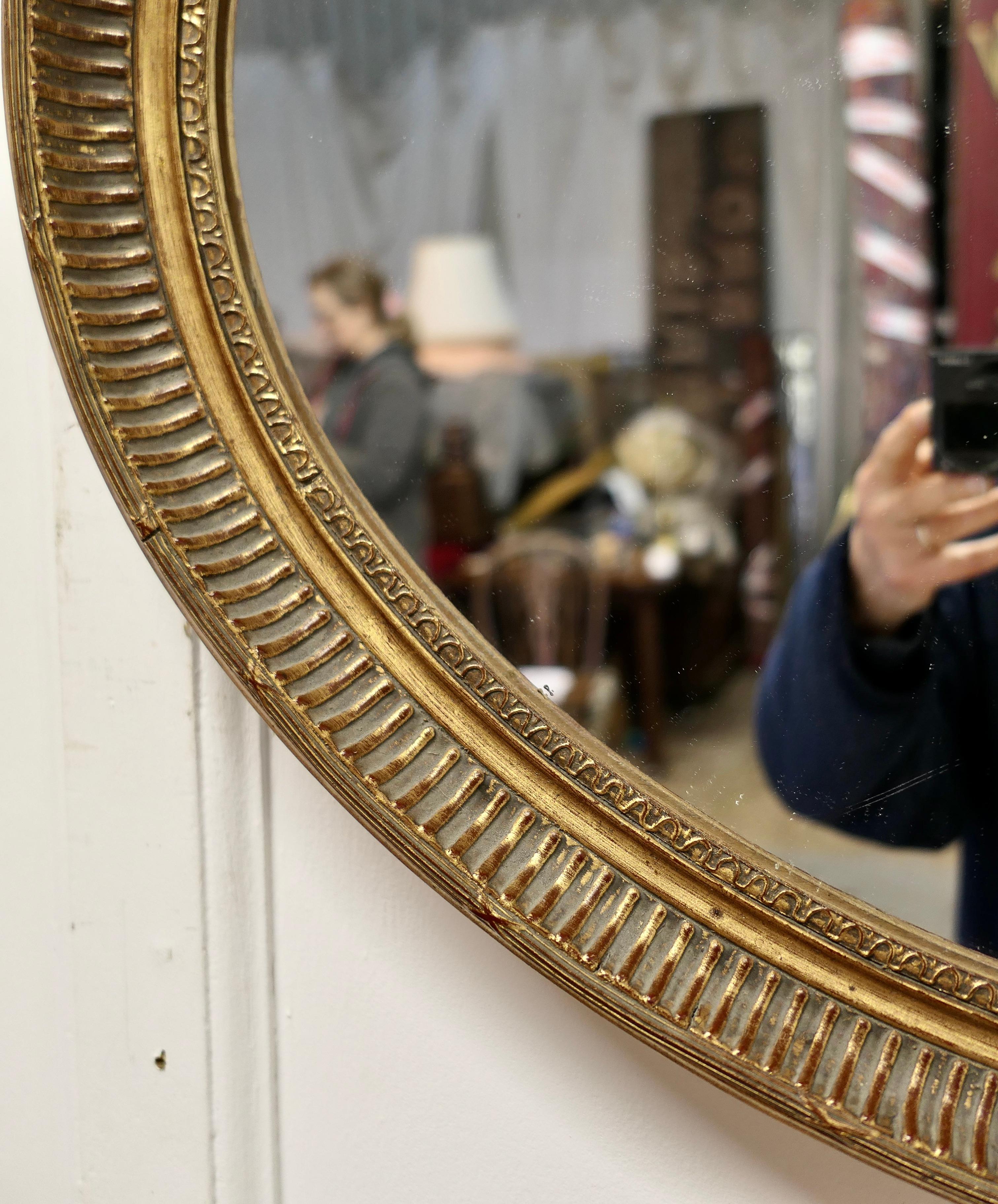 Grand miroir ovale doré    en vente 1