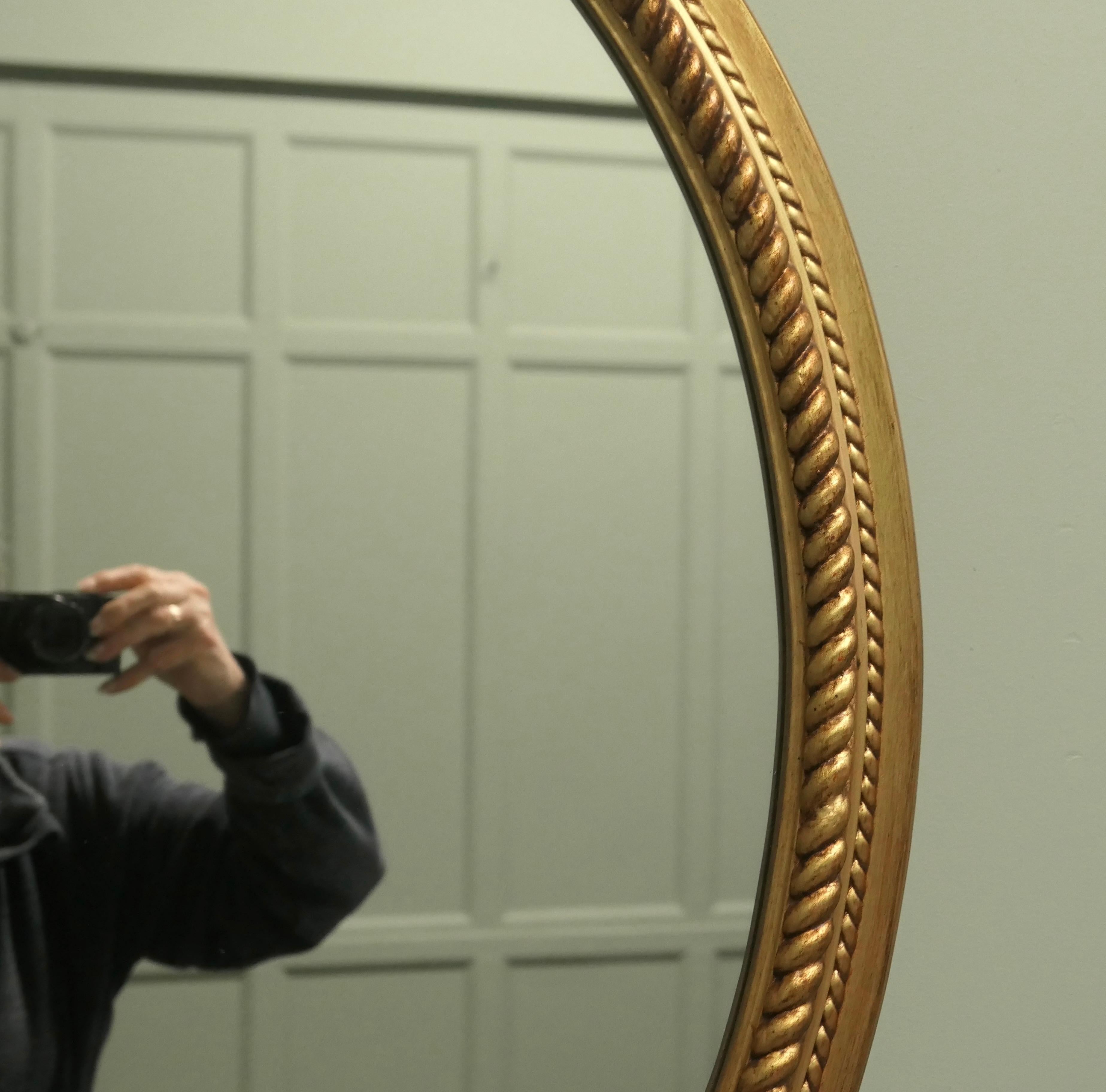 Grand miroir ovale doré avec bordure en corde Bon état - En vente à Godshill, Isle of Wight