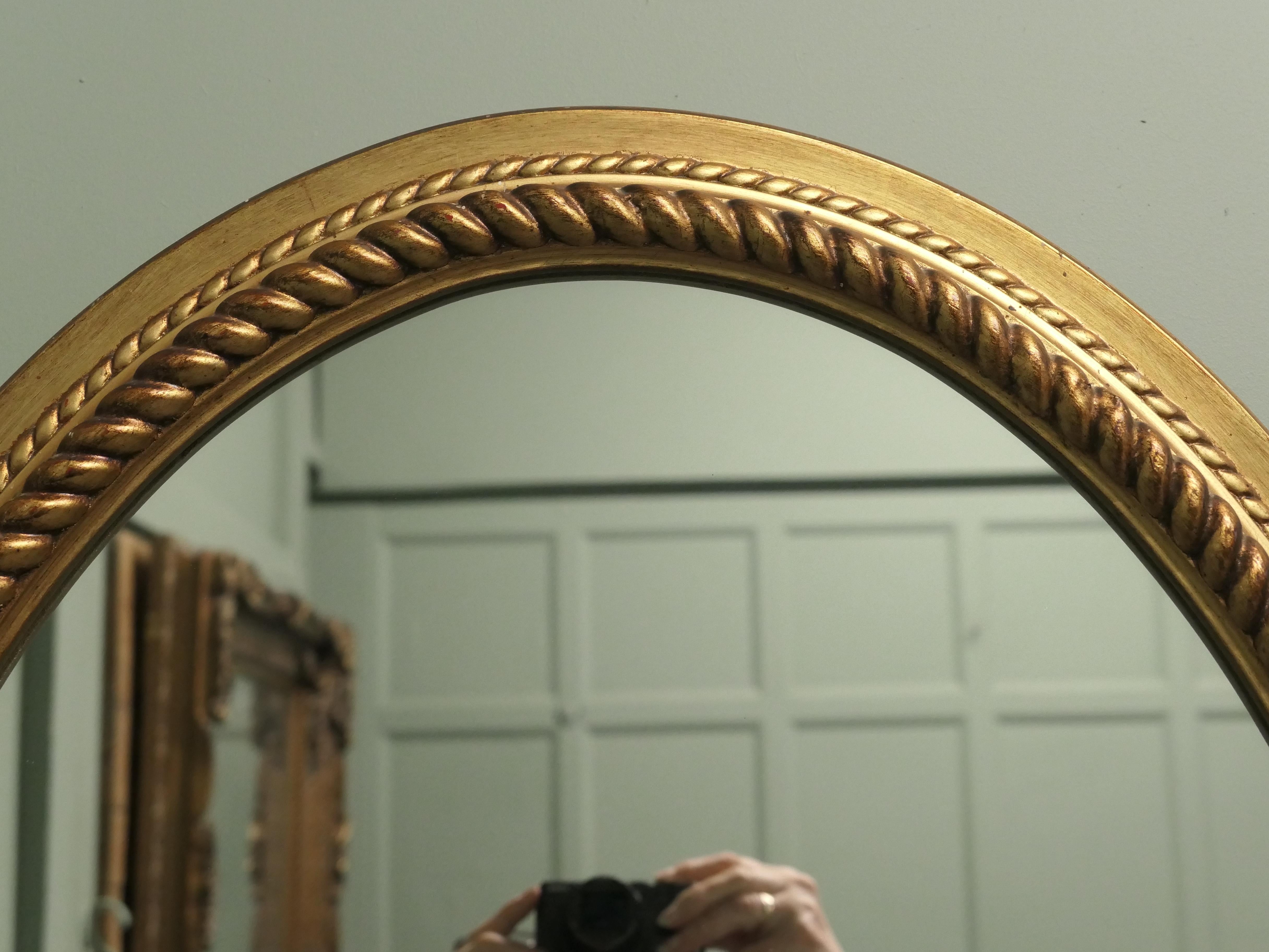 Miroir Grand miroir ovale doré avec bordure en corde en vente