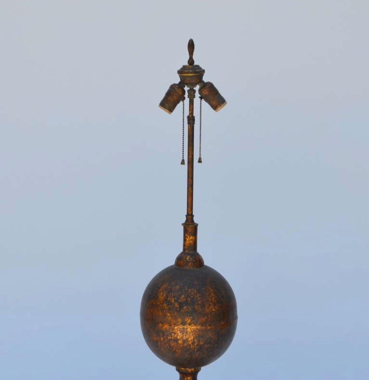 Lin Grande lampe néoclassique en tôle dorée avec abat-jour sur mesure en vente