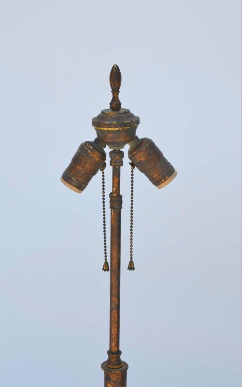 Grande lampe néoclassique en tôle dorée avec abat-jour sur mesure en vente 1