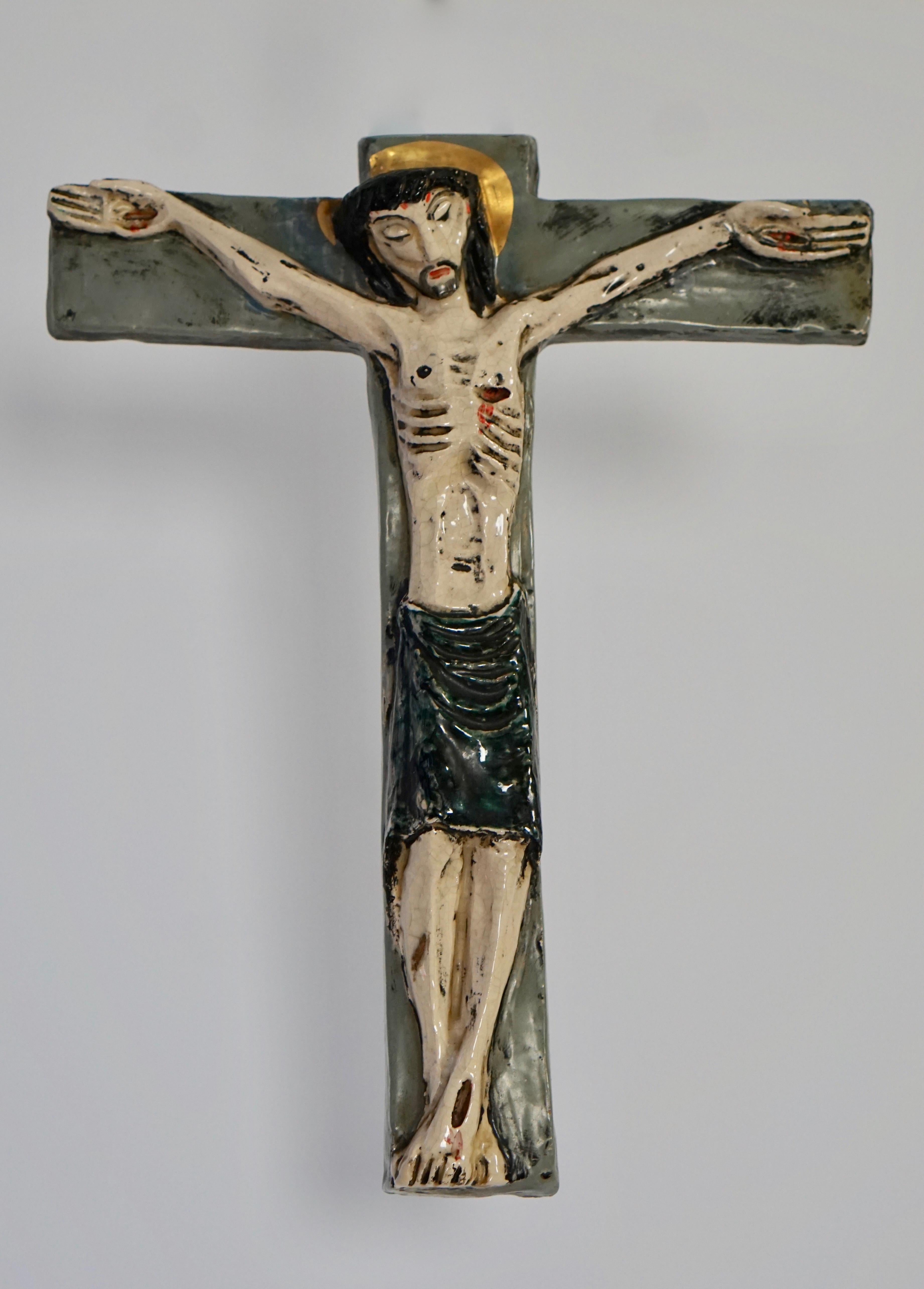 Grand crucifix mural de 37 cm en céramique, fabriqué en Belgique dans les années 1950.
    