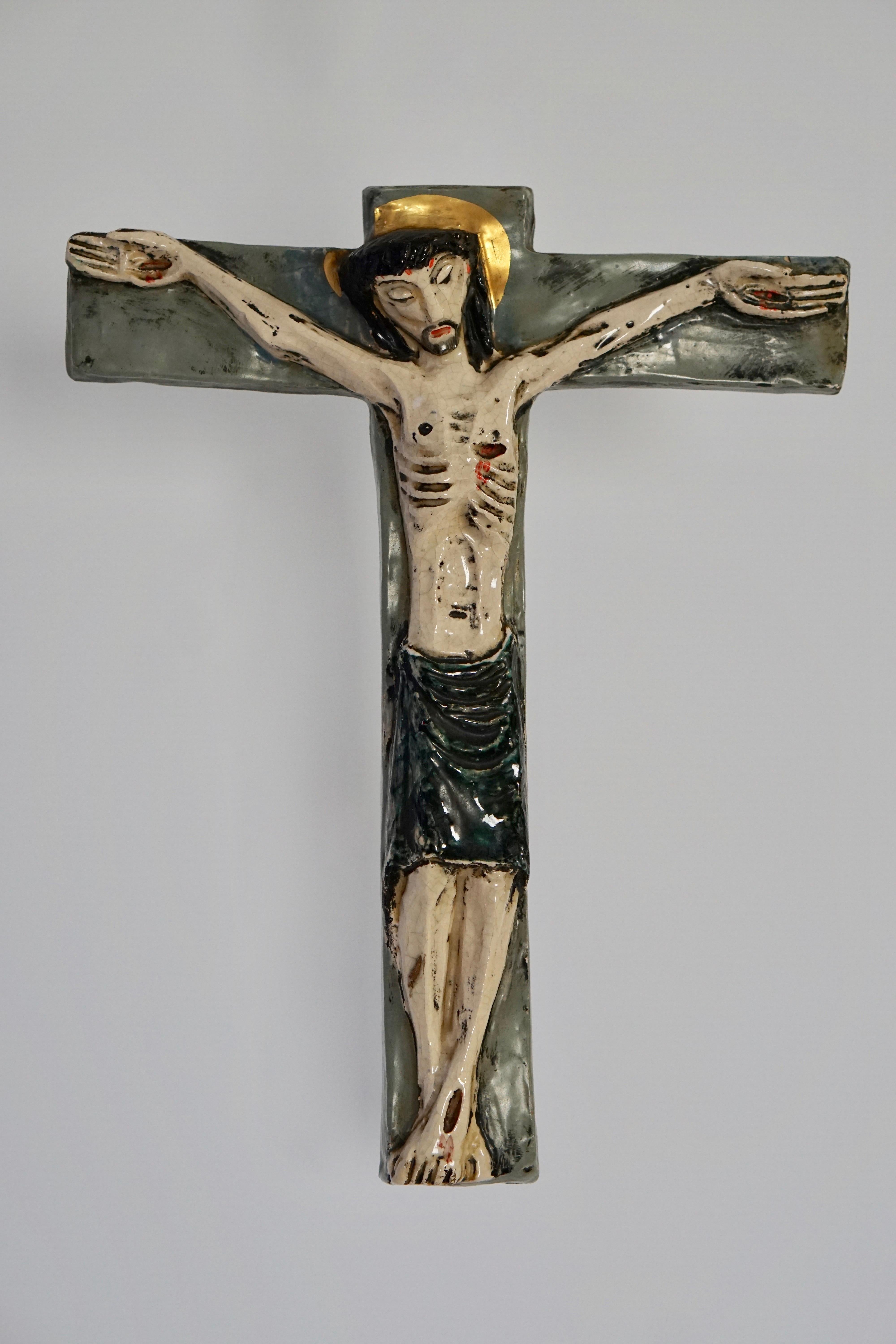 Mid-Century Modern Grand crucifix mural doré, céramique émaillée, fait à la main, Belgique