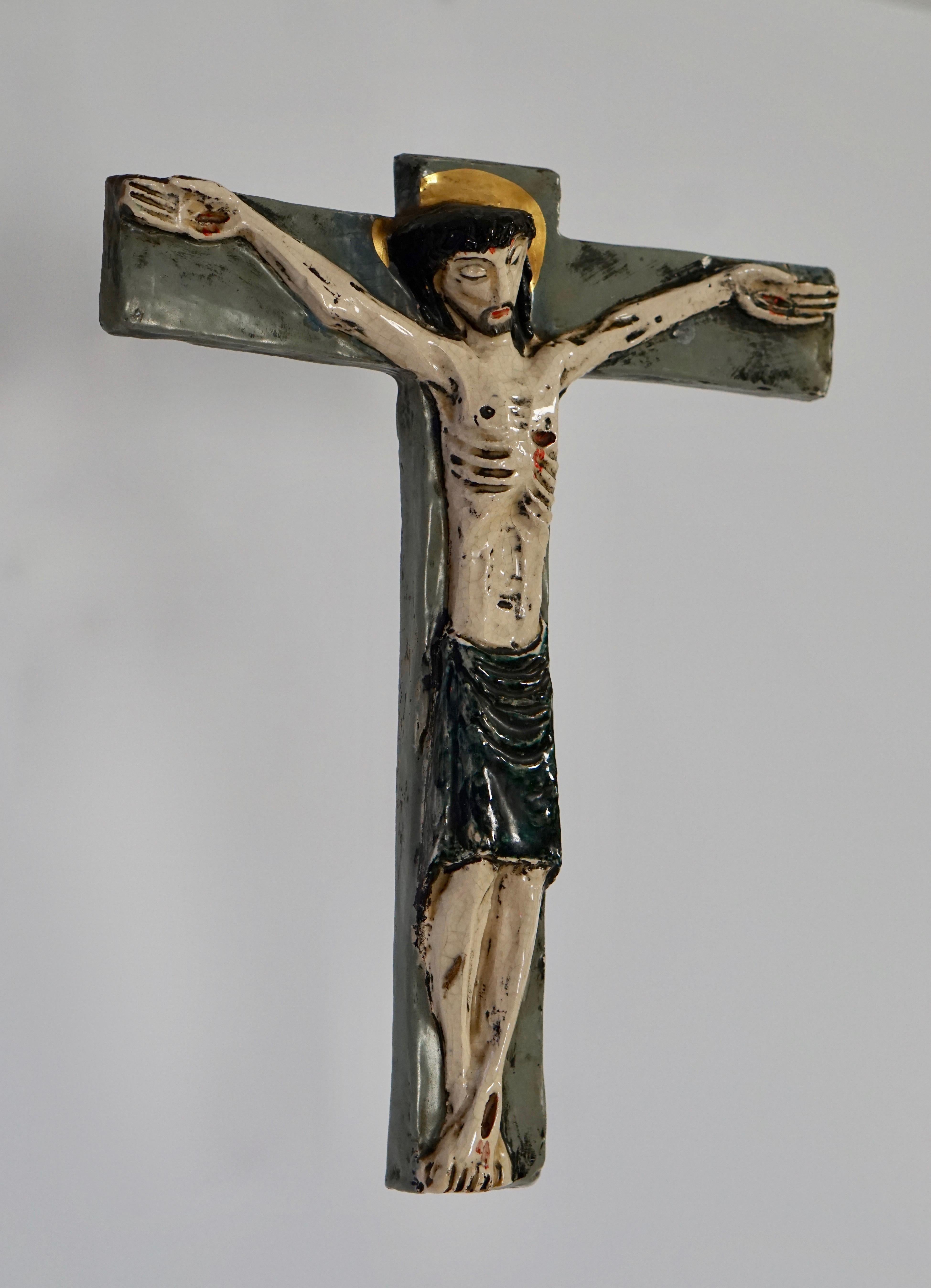 Belge Grand crucifix mural doré, céramique émaillée, fait à la main, Belgique