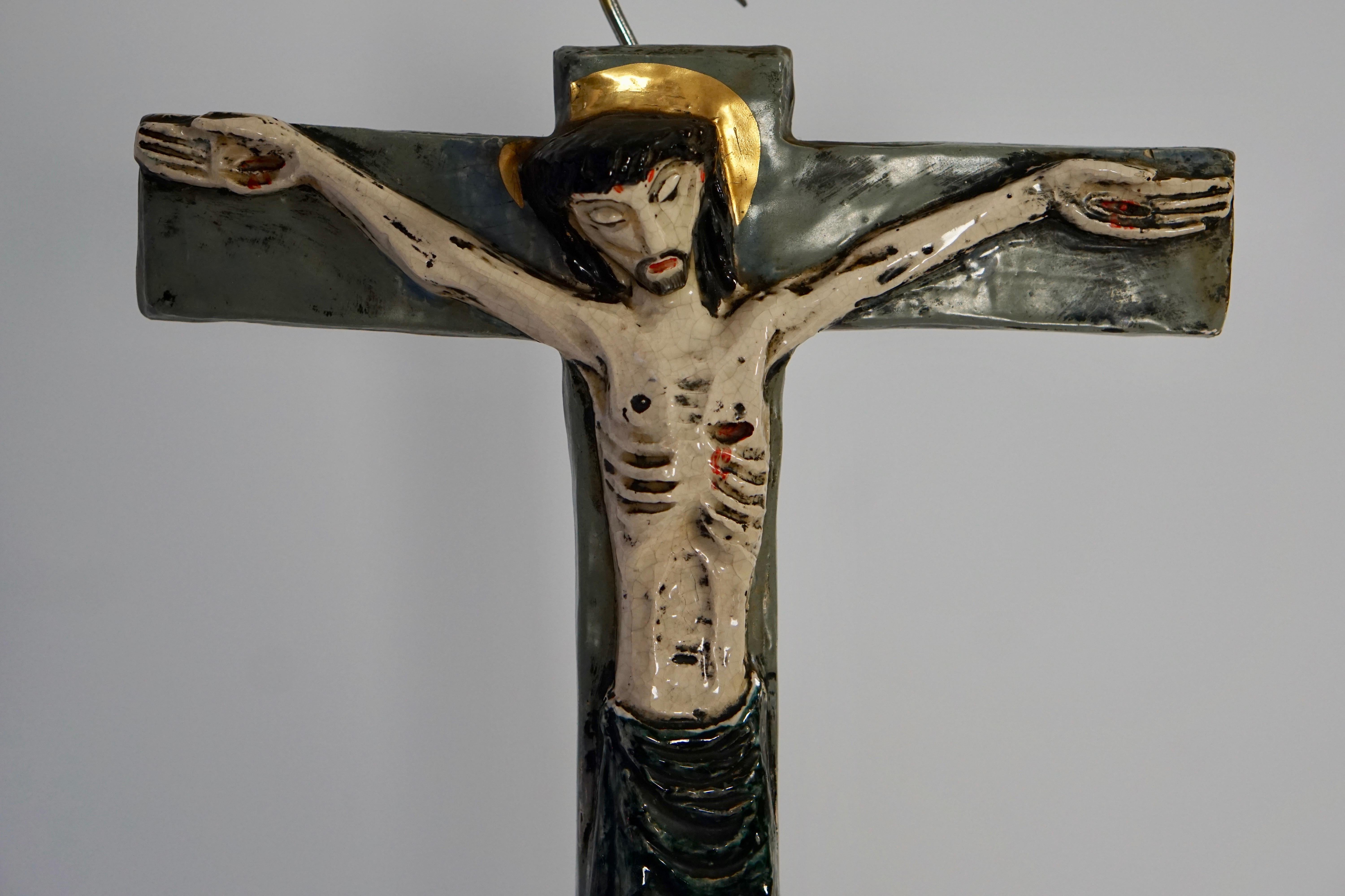 Grand crucifix mural doré, céramique émaillée, fait à la main, Belgique Bon état à Antwerp, BE